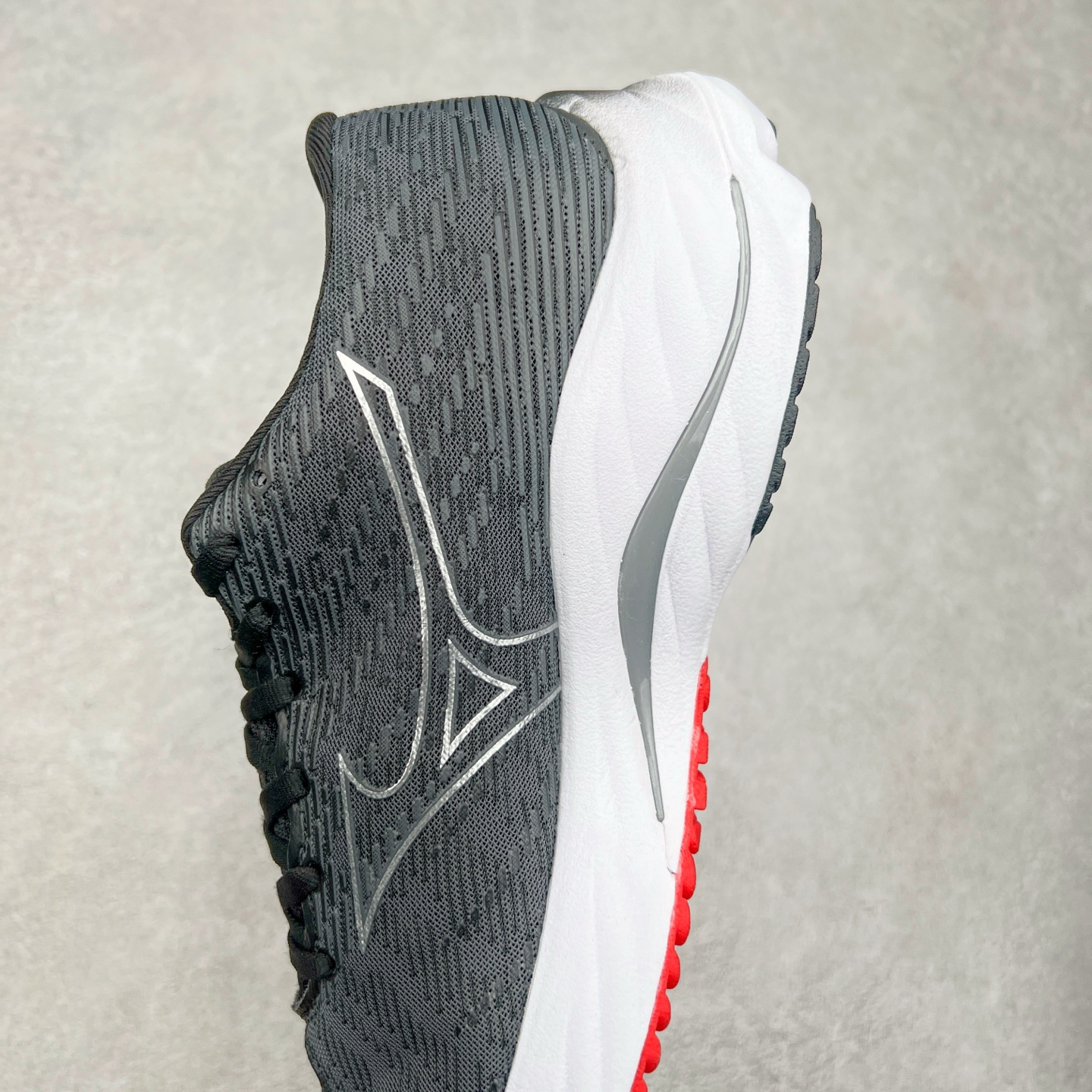 图片[7]-Mizuno Wave Rider 27 美津浓复古厚底织物合成革防滑耐磨透气低帮休闲跑步鞋 美津浓（Mizuno）是日本美津浓株式会社于1906年创立的运动品牌，经过一个多世纪的不断努力现已成为世界著名的运动器具、服装和鞋类生产商。美津浓力求服务于各类运动项目，并竭力使运动生活更加愉快和振奋。产品种类齐全，覆盖几乎全部主要运动项目，达到30万多个品类。尺码：36 36.5 37.5 38 38.5 39 40 40.5 41 42 42.5 43 44 44.5 45-选品中心