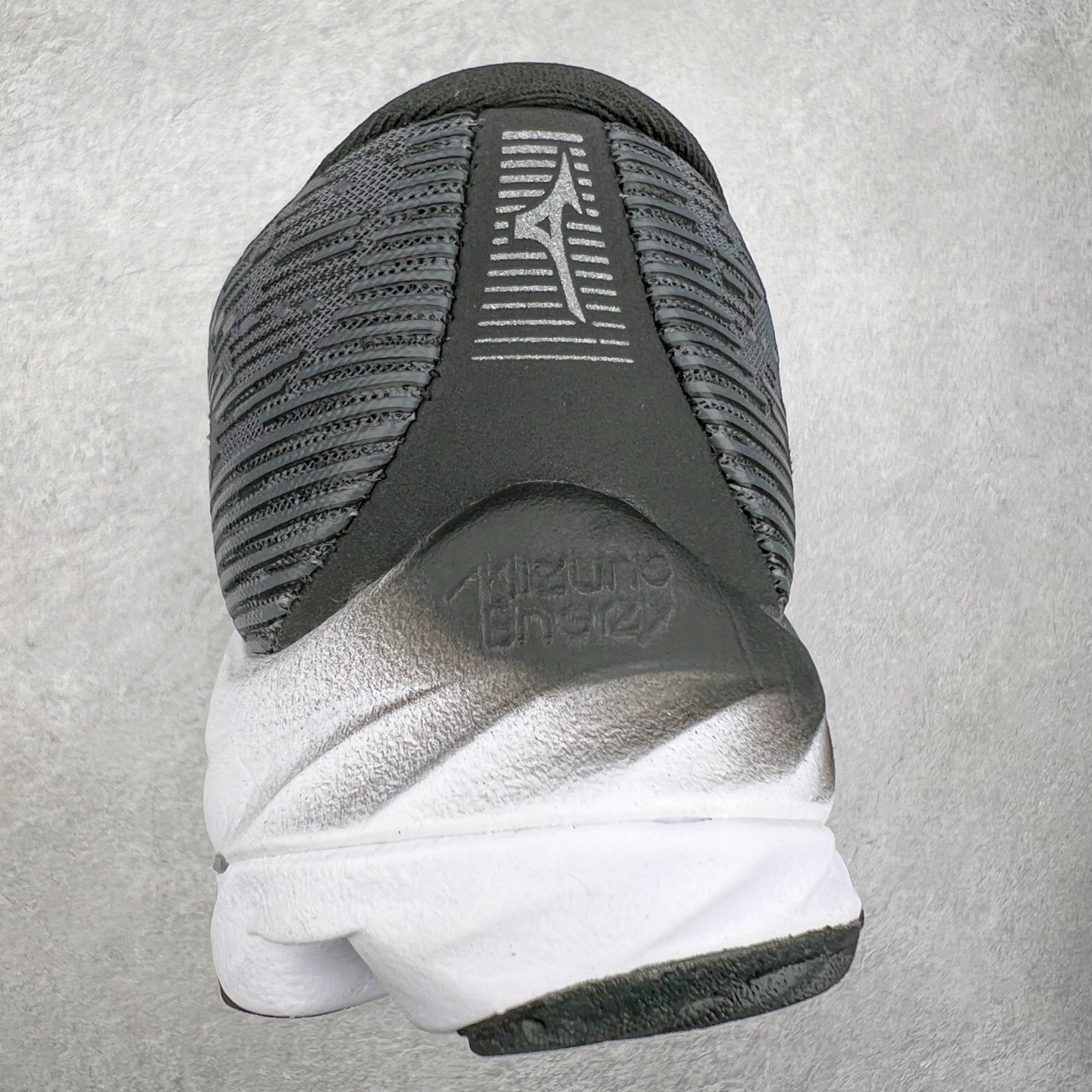 图片[8]-Mizuno Wave Rider 27 美津浓复古厚底织物合成革防滑耐磨透气低帮休闲跑步鞋 美津浓（Mizuno）是日本美津浓株式会社于1906年创立的运动品牌，经过一个多世纪的不断努力现已成为世界著名的运动器具、服装和鞋类生产商。美津浓力求服务于各类运动项目，并竭力使运动生活更加愉快和振奋。产品种类齐全，覆盖几乎全部主要运动项目，达到30万多个品类。尺码：36 36.5 37.5 38 38.5 39 40 40.5 41 42 42.5 43 44 44.5 45-选品中心