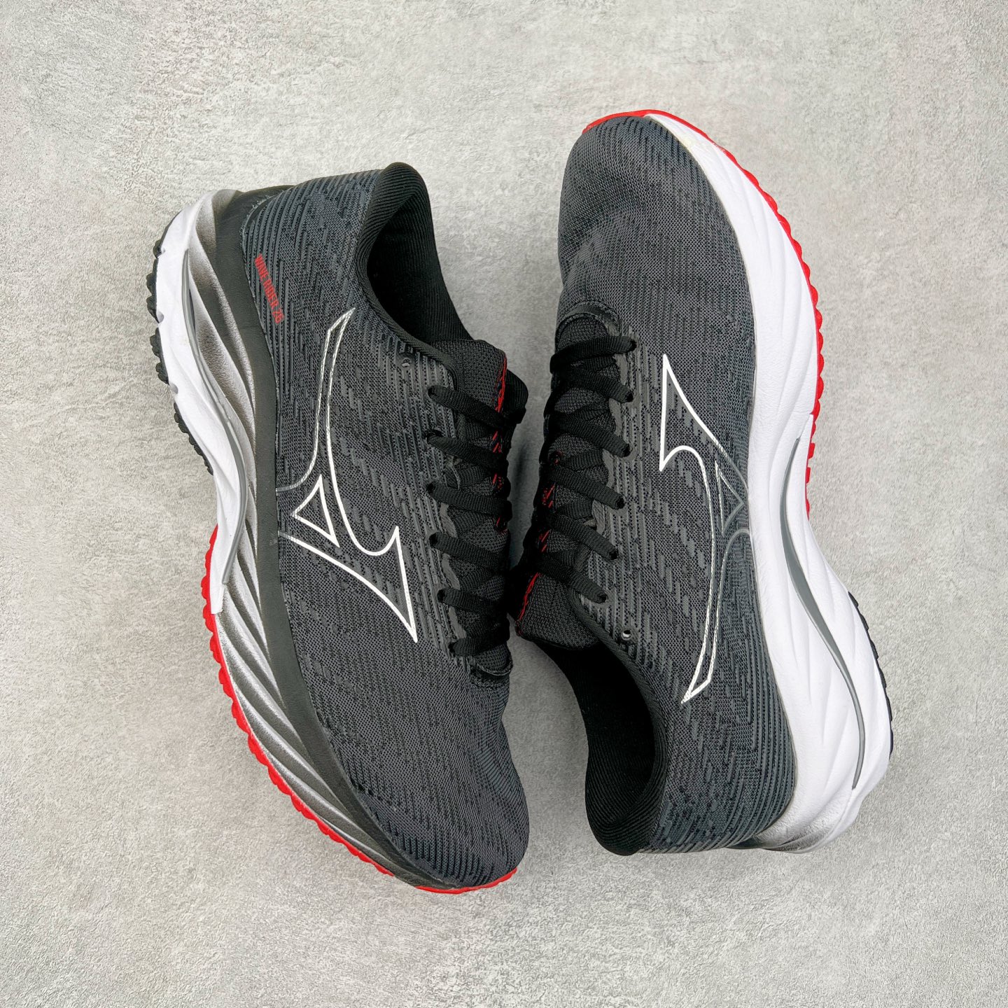 图片[3]-Mizuno Wave Rider 27 美津浓复古厚底织物合成革防滑耐磨透气低帮休闲跑步鞋 美津浓（Mizuno）是日本美津浓株式会社于1906年创立的运动品牌，经过一个多世纪的不断努力现已成为世界著名的运动器具、服装和鞋类生产商。美津浓力求服务于各类运动项目，并竭力使运动生活更加愉快和振奋。产品种类齐全，覆盖几乎全部主要运动项目，达到30万多个品类。尺码：36 36.5 37.5 38 38.5 39 40 40.5 41 42 42.5 43 44 44.5 45-选品中心