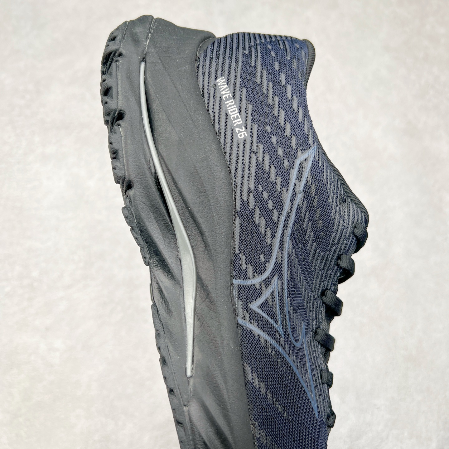 图片[6]-Mizuno Wave Rider 27 美津浓复古厚底织物合成革防滑耐磨透气低帮休闲跑步鞋 美津浓（Mizuno）是日本美津浓株式会社于1906年创立的运动品牌，经过一个多世纪的不断努力现已成为世界著名的运动器具、服装和鞋类生产商。美津浓力求服务于各类运动项目，并竭力使运动生活更加愉快和振奋。产品种类齐全，覆盖几乎全部主要运动项目，达到30万多个品类。尺码：36 36.5 37.5 38 38.5 39 40 40.5 41 42 42.5 43 44 44.5 45-选品中心