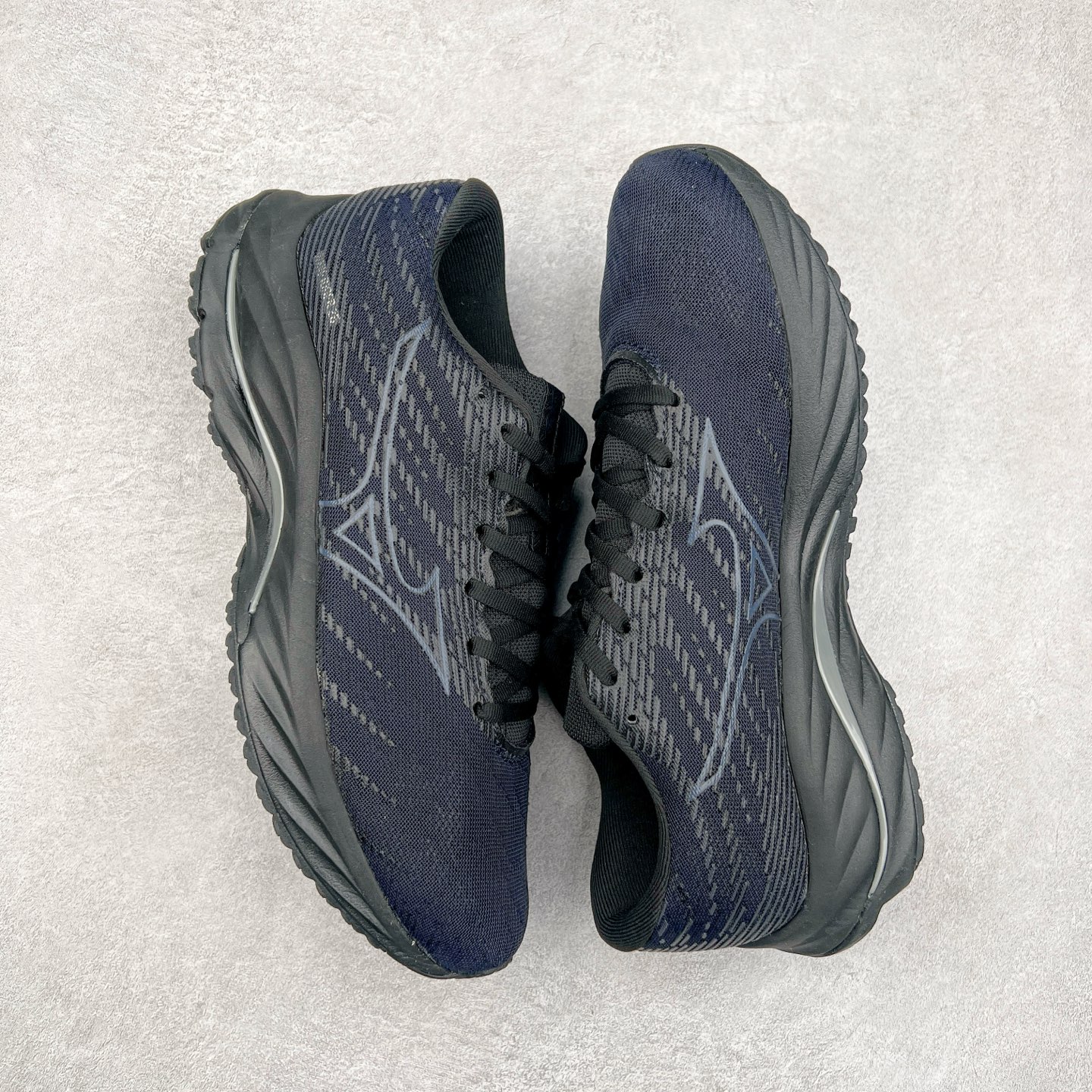 图片[3]-Mizuno Wave Rider 27 美津浓复古厚底织物合成革防滑耐磨透气低帮休闲跑步鞋 美津浓（Mizuno）是日本美津浓株式会社于1906年创立的运动品牌，经过一个多世纪的不断努力现已成为世界著名的运动器具、服装和鞋类生产商。美津浓力求服务于各类运动项目，并竭力使运动生活更加愉快和振奋。产品种类齐全，覆盖几乎全部主要运动项目，达到30万多个品类。尺码：36 36.5 37.5 38 38.5 39 40 40.5 41 42 42.5 43 44 44.5 45-选品中心