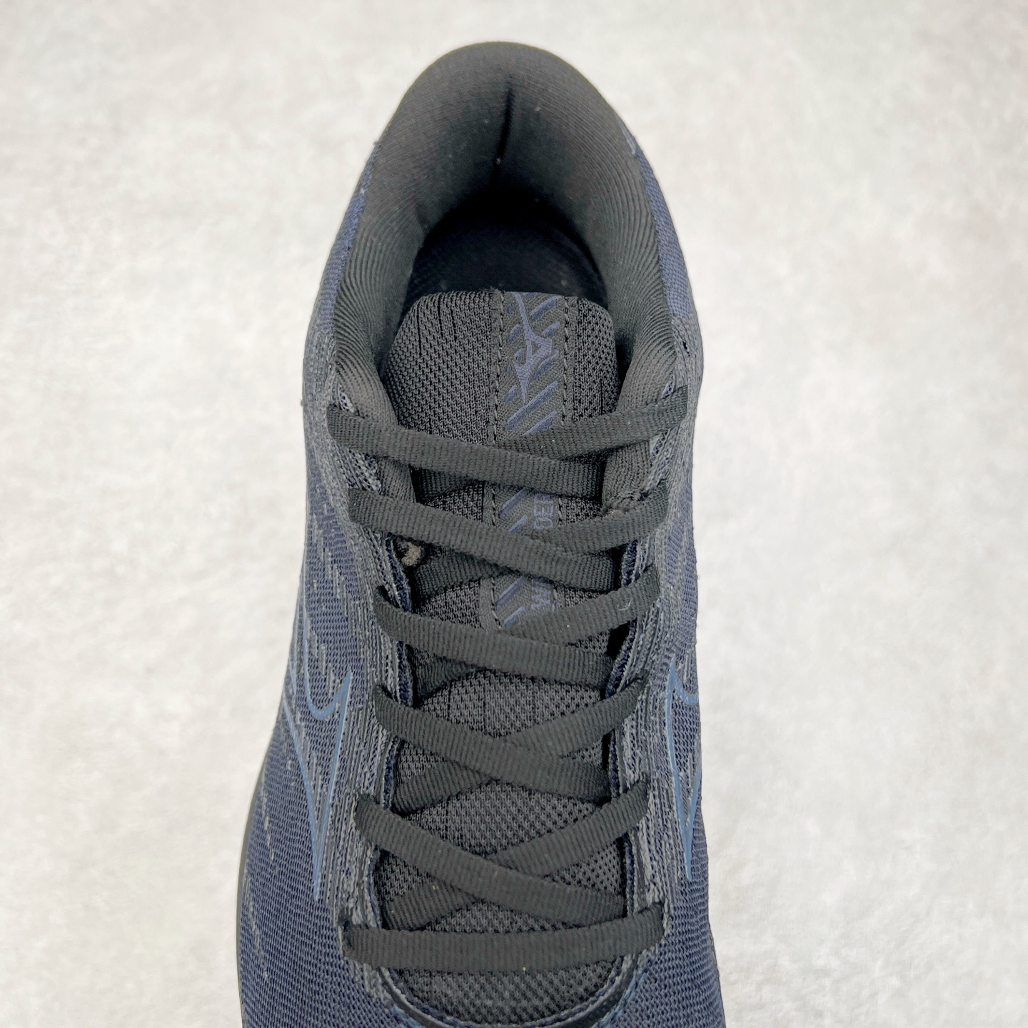 图片[5]-Mizuno Wave Rider 27 美津浓复古厚底织物合成革防滑耐磨透气低帮休闲跑步鞋 美津浓（Mizuno）是日本美津浓株式会社于1906年创立的运动品牌，经过一个多世纪的不断努力现已成为世界著名的运动器具、服装和鞋类生产商。美津浓力求服务于各类运动项目，并竭力使运动生活更加愉快和振奋。产品种类齐全，覆盖几乎全部主要运动项目，达到30万多个品类。尺码：36 36.5 37.5 38 38.5 39 40 40.5 41 42 42.5 43 44 44.5 45-选品中心