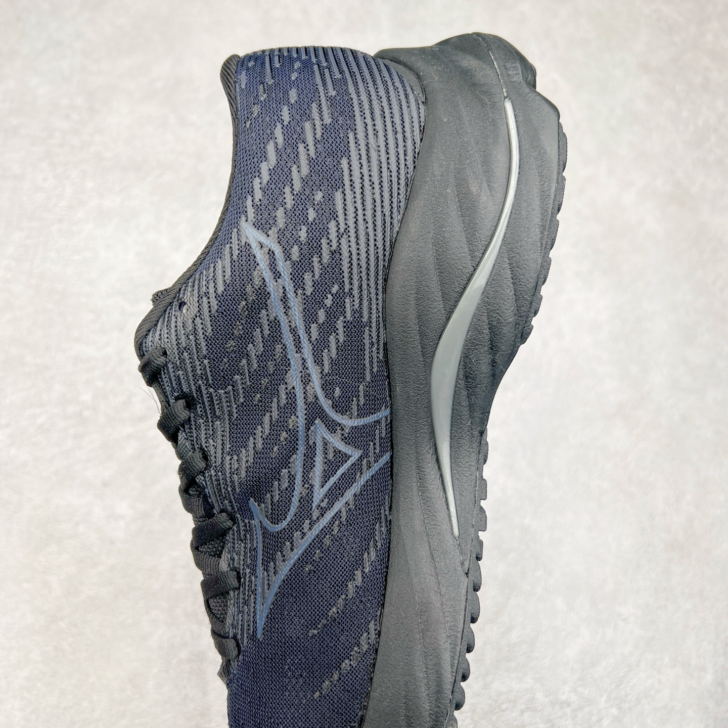 图片[7]-Mizuno Wave Rider 27 美津浓复古厚底织物合成革防滑耐磨透气低帮休闲跑步鞋 美津浓（Mizuno）是日本美津浓株式会社于1906年创立的运动品牌，经过一个多世纪的不断努力现已成为世界著名的运动器具、服装和鞋类生产商。美津浓力求服务于各类运动项目，并竭力使运动生活更加愉快和振奋。产品种类齐全，覆盖几乎全部主要运动项目，达到30万多个品类。尺码：36 36.5 37.5 38 38.5 39 40 40.5 41 42 42.5 43 44 44.5 45-选品中心