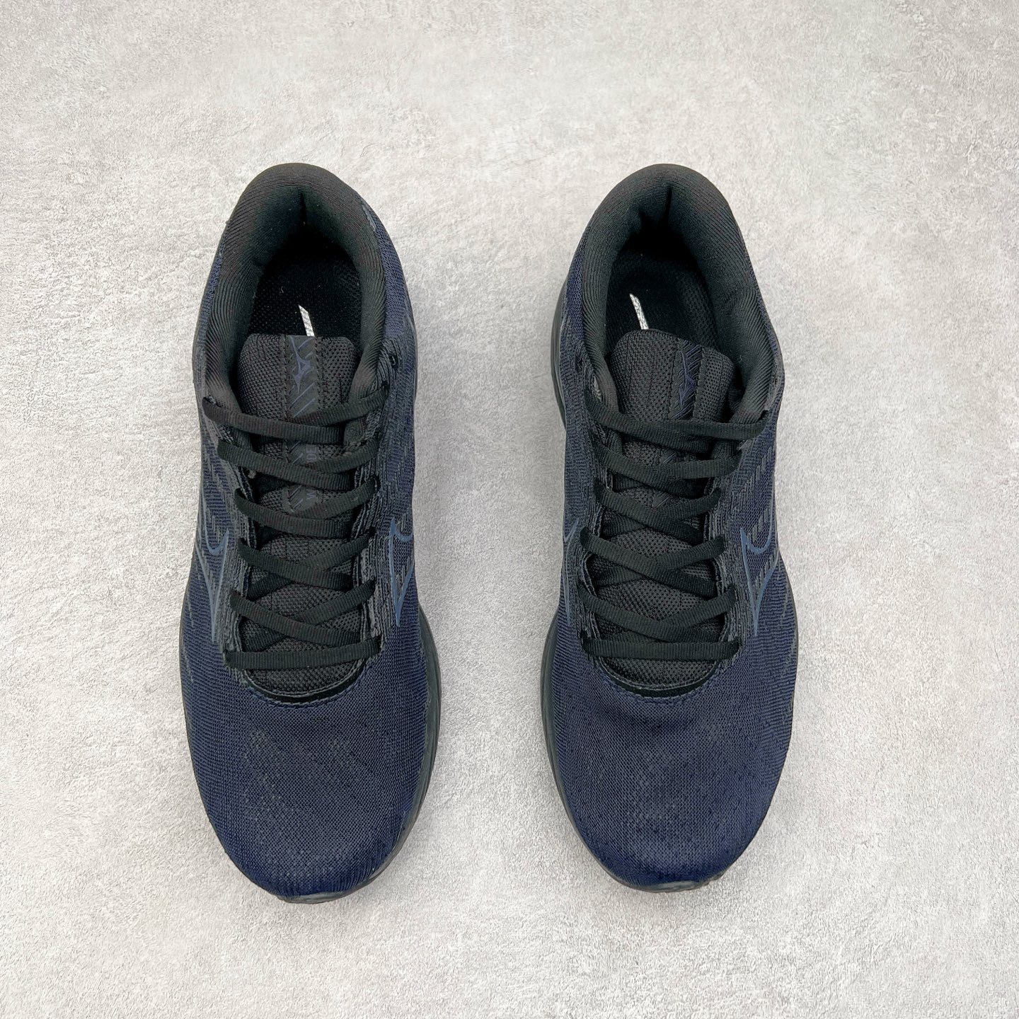 图片[2]-Mizuno Wave Rider 27 美津浓复古厚底织物合成革防滑耐磨透气低帮休闲跑步鞋 美津浓（Mizuno）是日本美津浓株式会社于1906年创立的运动品牌，经过一个多世纪的不断努力现已成为世界著名的运动器具、服装和鞋类生产商。美津浓力求服务于各类运动项目，并竭力使运动生活更加愉快和振奋。产品种类齐全，覆盖几乎全部主要运动项目，达到30万多个品类。尺码：36 36.5 37.5 38 38.5 39 40 40.5 41 42 42.5 43 44 44.5 45-选品中心