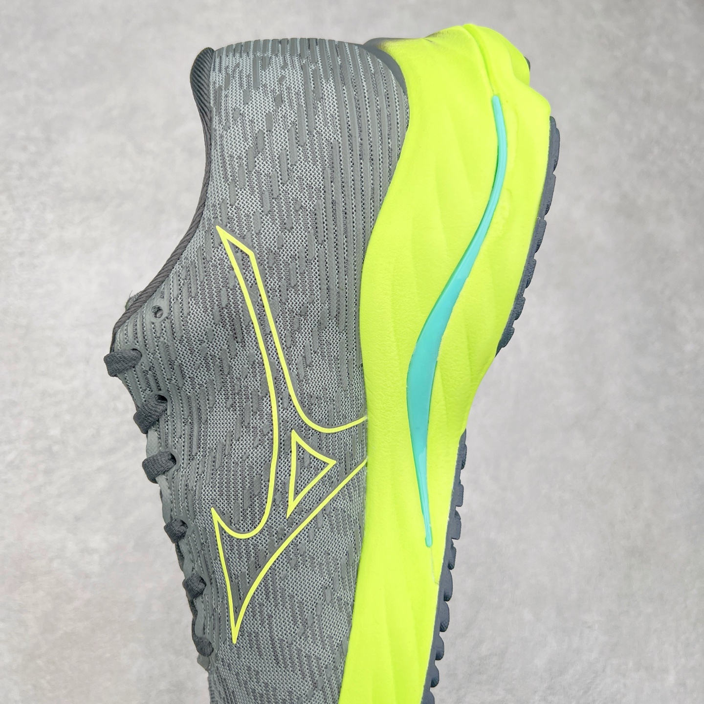 图片[7]-Mizuno Wave Rider 27 美津浓复古厚底织物合成革防滑耐磨透气低帮休闲跑步鞋 美津浓（Mizuno）是日本美津浓株式会社于1906年创立的运动品牌，经过一个多世纪的不断努力现已成为世界著名的运动器具、服装和鞋类生产商。美津浓力求服务于各类运动项目，并竭力使运动生活更加愉快和振奋。产品种类齐全，覆盖几乎全部主要运动项目，达到30万多个品类。尺码：36 36.5 37.5 38 38.5 39 40 40.5 41 42 42.5 43 44 44.5 45-选品中心