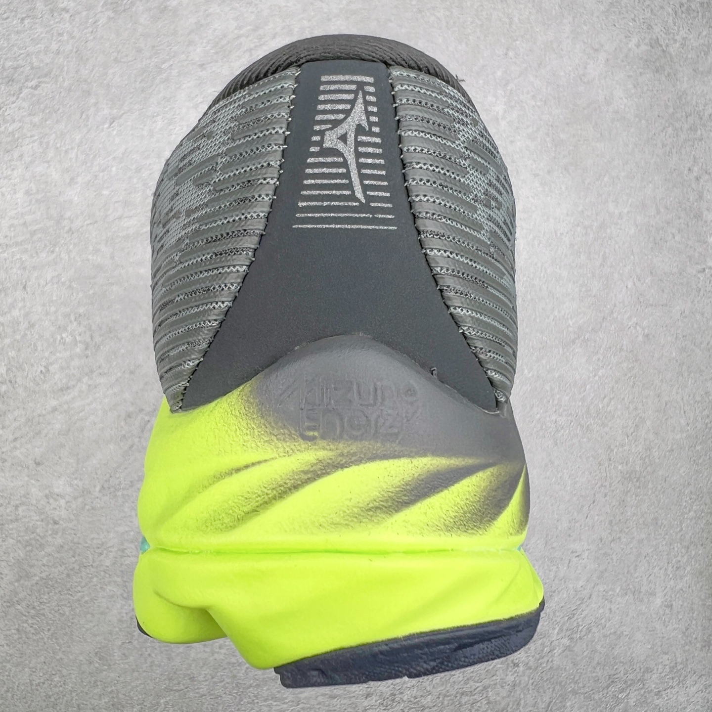 图片[8]-Mizuno Wave Rider 27 美津浓复古厚底织物合成革防滑耐磨透气低帮休闲跑步鞋 美津浓（Mizuno）是日本美津浓株式会社于1906年创立的运动品牌，经过一个多世纪的不断努力现已成为世界著名的运动器具、服装和鞋类生产商。美津浓力求服务于各类运动项目，并竭力使运动生活更加愉快和振奋。产品种类齐全，覆盖几乎全部主要运动项目，达到30万多个品类。尺码：36 36.5 37.5 38 38.5 39 40 40.5 41 42 42.5 43 44 44.5 45-选品中心