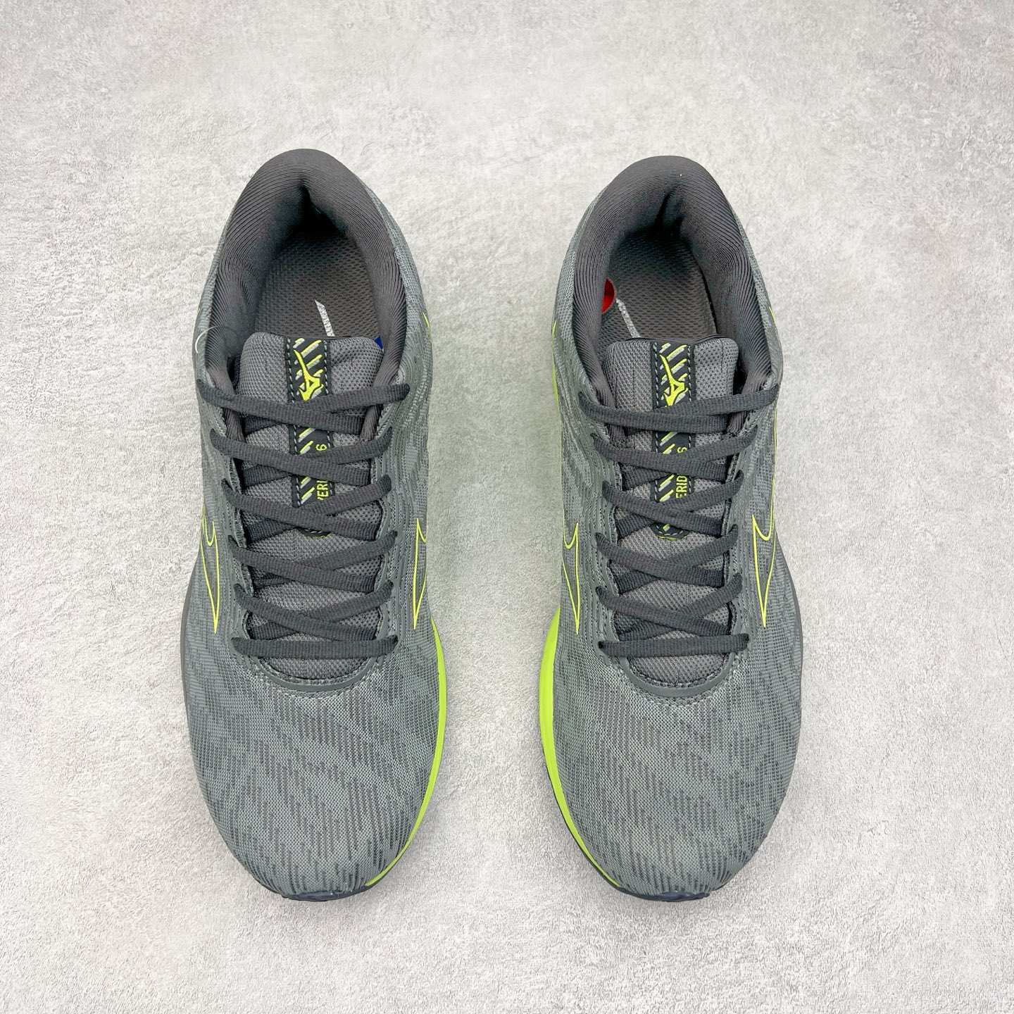 图片[2]-Mizuno Wave Rider 27 美津浓复古厚底织物合成革防滑耐磨透气低帮休闲跑步鞋 美津浓（Mizuno）是日本美津浓株式会社于1906年创立的运动品牌，经过一个多世纪的不断努力现已成为世界著名的运动器具、服装和鞋类生产商。美津浓力求服务于各类运动项目，并竭力使运动生活更加愉快和振奋。产品种类齐全，覆盖几乎全部主要运动项目，达到30万多个品类。尺码：36 36.5 37.5 38 38.5 39 40 40.5 41 42 42.5 43 44 44.5 45-选品中心