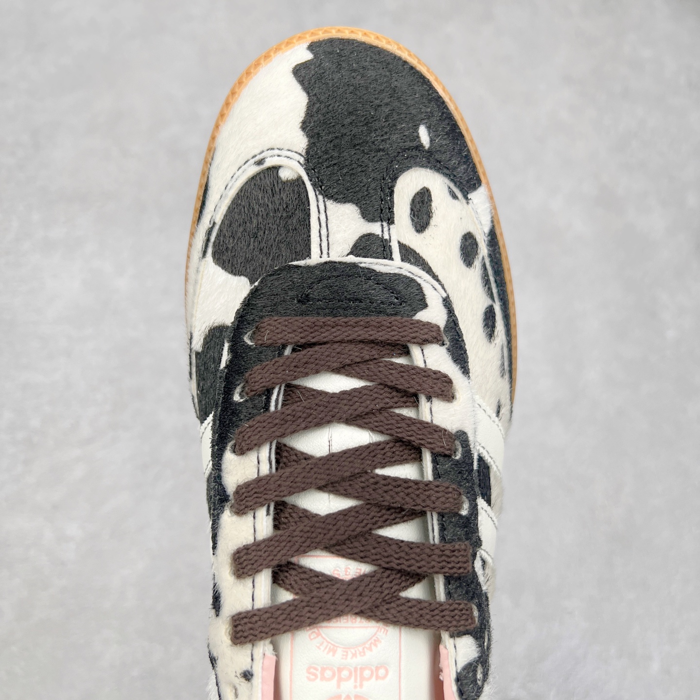 图片[4]-AD Original Samba OG 复古经典轻便板鞋 JR1256 这款桑巴鞋展示了高质量的工艺 带有装饰的超锁缝制和无缝的手感 柔软、柔软的皮革造型和标志性的3条纹完成了精致的外观 正规合身鞋带 鞋面上有绒面鞋垫 橡胶鞋底 享受正畸套筒软感 自50年代首次亮相以来就一直在赢得粉丝的青睐 尺码：36 36.5 37.5 38 38.5 39 40 40.5 41 42 42.5 43 44 44.5 45-选品中心