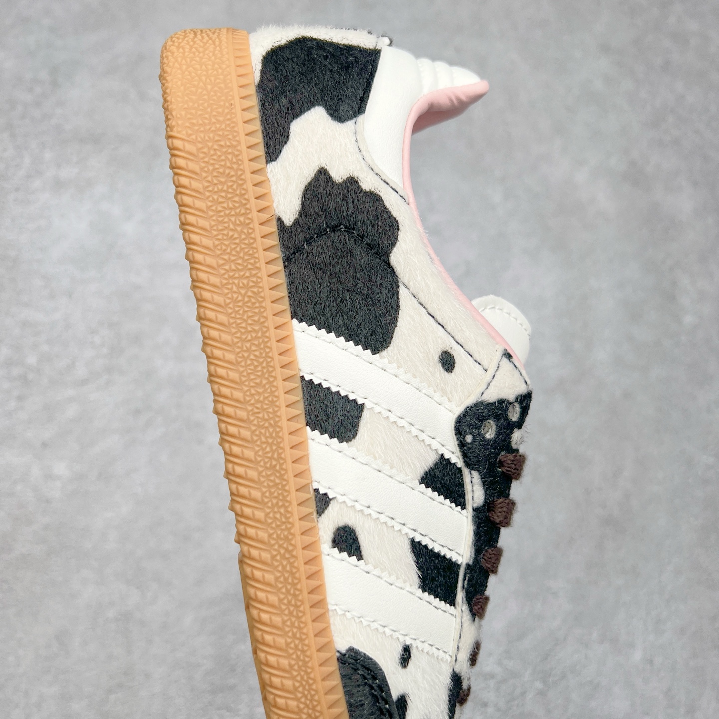 图片[6]-AD Original Samba OG 复古经典轻便板鞋 JR1256 这款桑巴鞋展示了高质量的工艺 带有装饰的超锁缝制和无缝的手感 柔软、柔软的皮革造型和标志性的3条纹完成了精致的外观 正规合身鞋带 鞋面上有绒面鞋垫 橡胶鞋底 享受正畸套筒软感 自50年代首次亮相以来就一直在赢得粉丝的青睐 尺码：36 36.5 37.5 38 38.5 39 40 40.5 41 42 42.5 43 44 44.5 45-选品中心