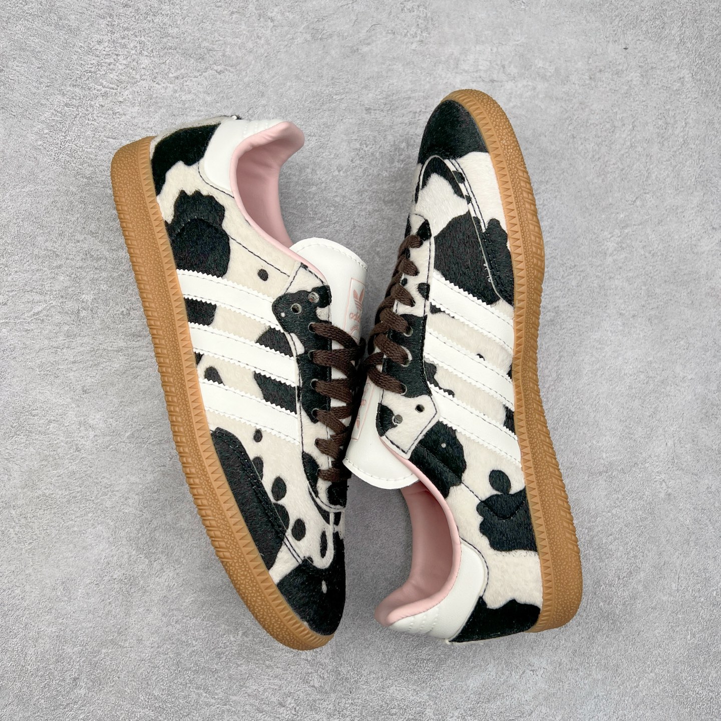 图片[3]-AD Original Samba OG 复古经典轻便板鞋 JR1256 这款桑巴鞋展示了高质量的工艺 带有装饰的超锁缝制和无缝的手感 柔软、柔软的皮革造型和标志性的3条纹完成了精致的外观 正规合身鞋带 鞋面上有绒面鞋垫 橡胶鞋底 享受正畸套筒软感 自50年代首次亮相以来就一直在赢得粉丝的青睐 尺码：36 36.5 37.5 38 38.5 39 40 40.5 41 42 42.5 43 44 44.5 45-选品中心