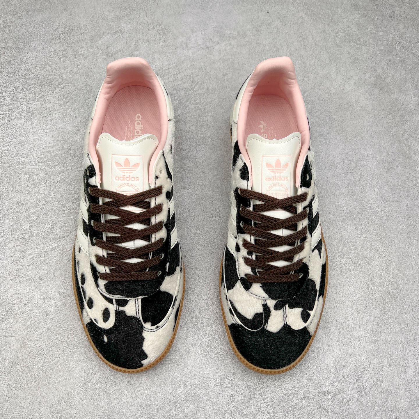 图片[2]-AD Original Samba OG 复古经典轻便板鞋 JR1256 这款桑巴鞋展示了高质量的工艺 带有装饰的超锁缝制和无缝的手感 柔软、柔软的皮革造型和标志性的3条纹完成了精致的外观 正规合身鞋带 鞋面上有绒面鞋垫 橡胶鞋底 享受正畸套筒软感 自50年代首次亮相以来就一直在赢得粉丝的青睐 尺码：36 36.5 37.5 38 38.5 39 40 40.5 41 42 42.5 43 44 44.5 45-选品中心