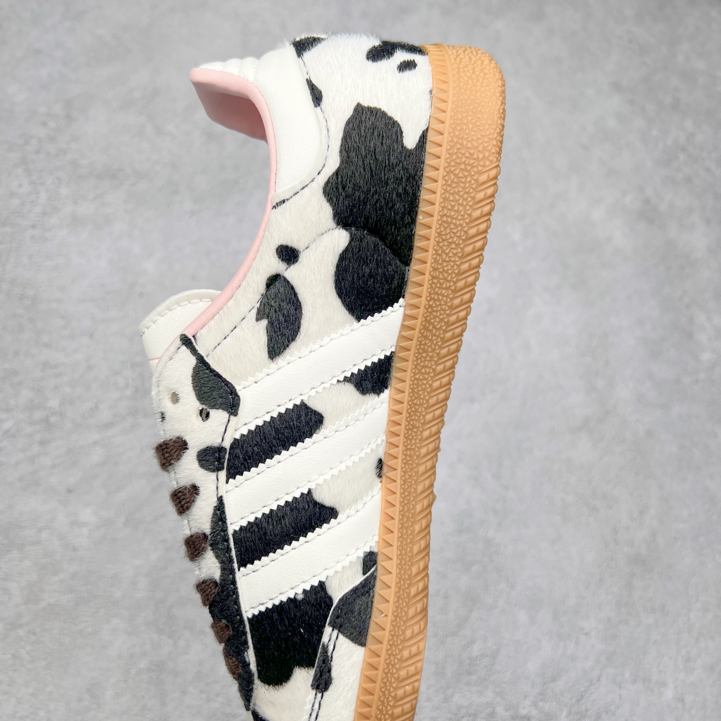 图片[7]-AD Original Samba OG 复古经典轻便板鞋 JR1256 这款桑巴鞋展示了高质量的工艺 带有装饰的超锁缝制和无缝的手感 柔软、柔软的皮革造型和标志性的3条纹完成了精致的外观 正规合身鞋带 鞋面上有绒面鞋垫 橡胶鞋底 享受正畸套筒软感 自50年代首次亮相以来就一直在赢得粉丝的青睐 尺码：36 36.5 37.5 38 38.5 39 40 40.5 41 42 42.5 43 44 44.5 45-选品中心