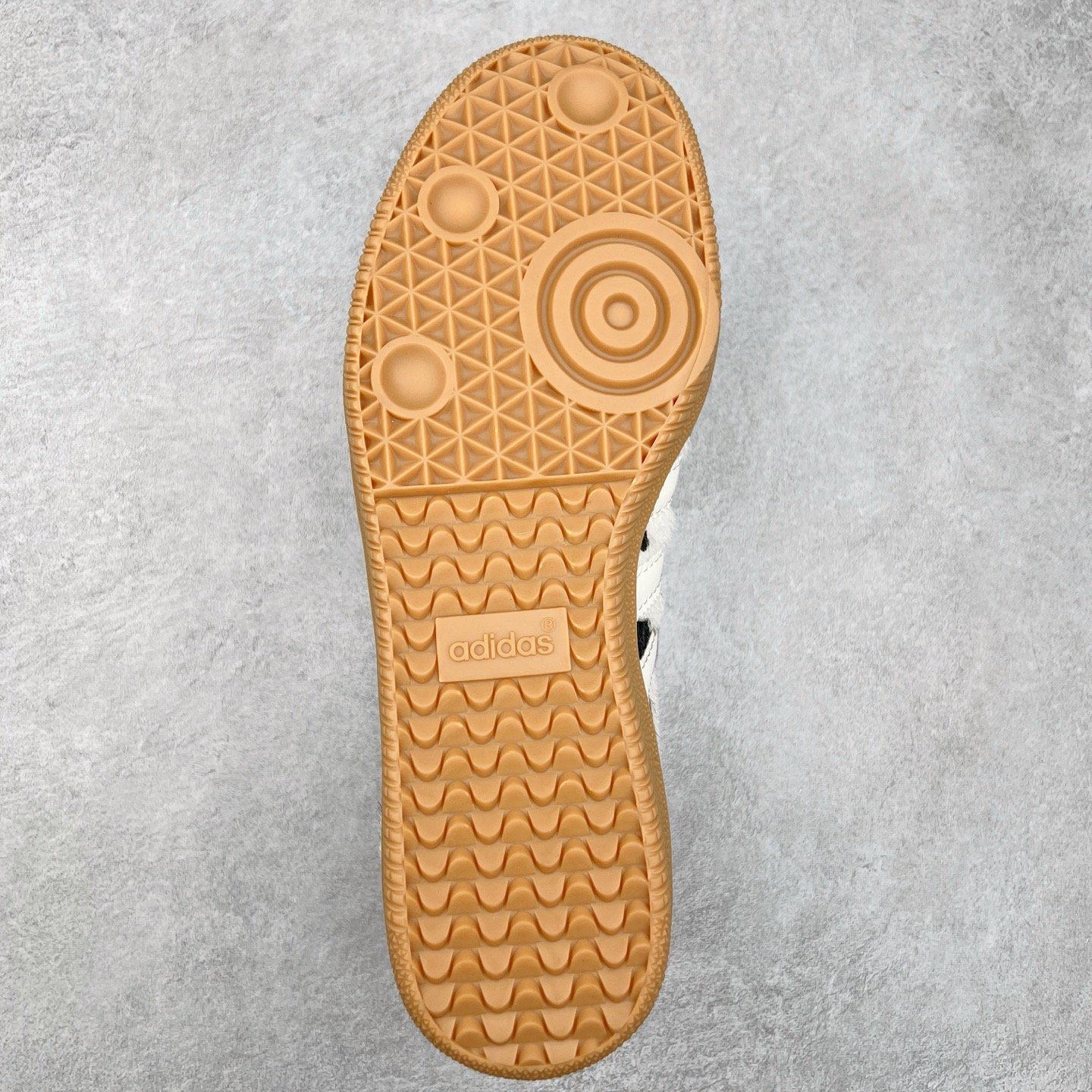 图片[9]-AD Original Samba OG 复古经典轻便板鞋 JR1256 这款桑巴鞋展示了高质量的工艺 带有装饰的超锁缝制和无缝的手感 柔软、柔软的皮革造型和标志性的3条纹完成了精致的外观 正规合身鞋带 鞋面上有绒面鞋垫 橡胶鞋底 享受正畸套筒软感 自50年代首次亮相以来就一直在赢得粉丝的青睐 尺码：36 36.5 37.5 38 38.5 39 40 40.5 41 42 42.5 43 44 44.5 45-选品中心