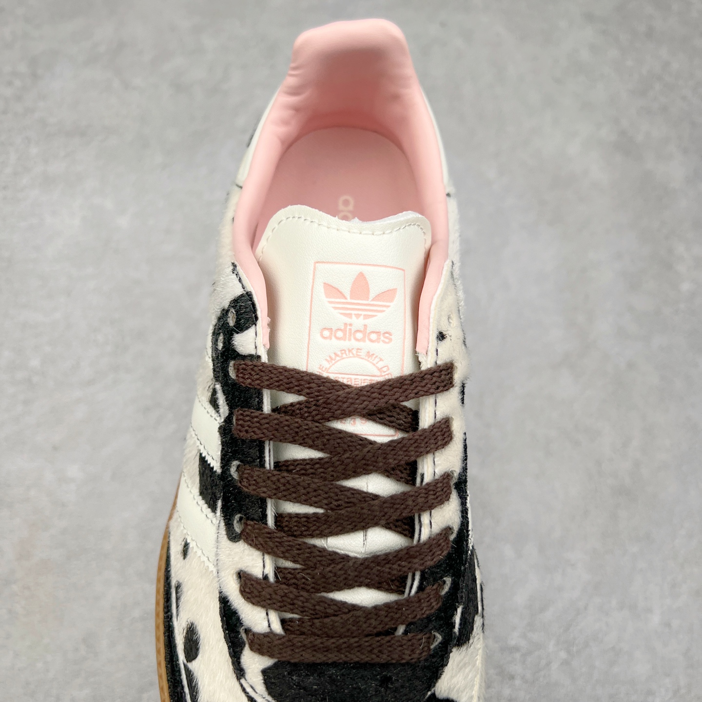 图片[5]-AD Original Samba OG 复古经典轻便板鞋 JR1256 这款桑巴鞋展示了高质量的工艺 带有装饰的超锁缝制和无缝的手感 柔软、柔软的皮革造型和标志性的3条纹完成了精致的外观 正规合身鞋带 鞋面上有绒面鞋垫 橡胶鞋底 享受正畸套筒软感 自50年代首次亮相以来就一直在赢得粉丝的青睐 尺码：36 36.5 37.5 38 38.5 39 40 40.5 41 42 42.5 43 44 44.5 45-选品中心