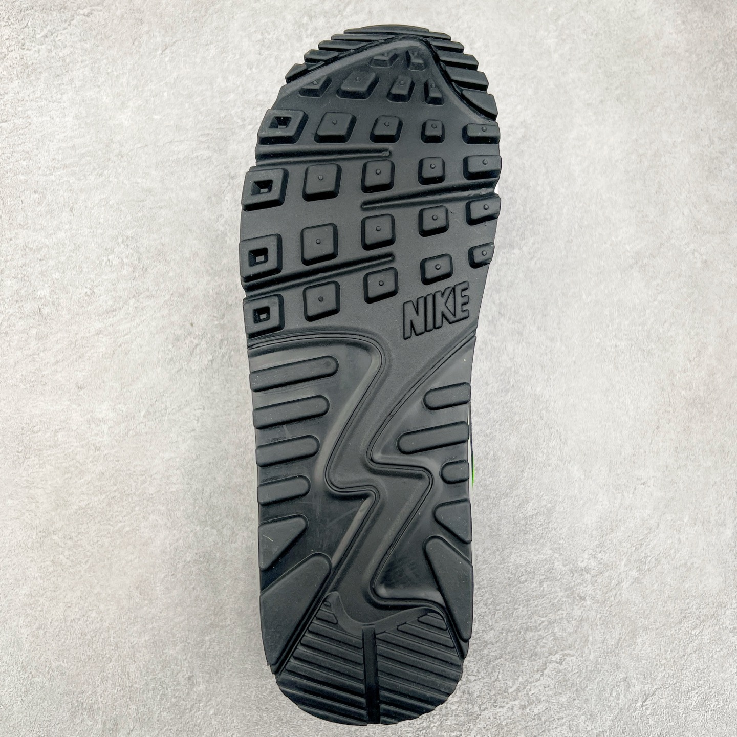 图片[9]-＃MX版 NK Air MAX 90 气垫复古减震跑步鞋 CZ1846-100 经典重温 独家陆续补货 外单专供大厂出品 品质稳定 一百余色 终端操作 Air Max 90于1990年推出 来自Air Max系列 在Air Max 1的基础上改进而得 增加了气垫面积 外型上也更为流线 最特別的就是加入了菱纹塑胶嵌板 为Air Max 90增添了许多潮流气息 皮革鞋面 造就出色耐穿性和支撑力 Max Air缓震配置搭配泡棉中底 令Air Max 90轻盈而舒适 华夫格橡胶外底 铸就Air Max 90非凡的抓地力 而Air Max 90不仅是一双跑鞋 它成功跨越了时间的演进 成为了球鞋文化与潮流圈中最熟为人知的鞋款之一 尺码：36 36.5 37.5 38 38.5 39 40 40.5 41 42 42.5 43 44 44.5 45-选品中心