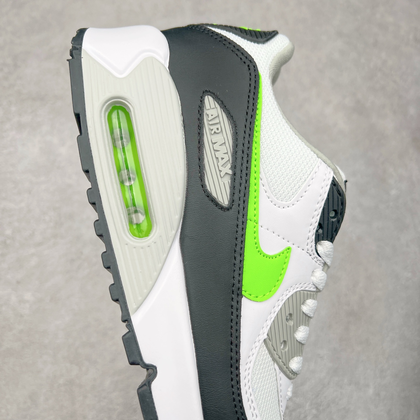 图片[6]-＃MX版 NK Air MAX 90 气垫复古减震跑步鞋 CZ1846-100 经典重温 独家陆续补货 外单专供大厂出品 品质稳定 一百余色 终端操作 Air Max 90于1990年推出 来自Air Max系列 在Air Max 1的基础上改进而得 增加了气垫面积 外型上也更为流线 最特別的就是加入了菱纹塑胶嵌板 为Air Max 90增添了许多潮流气息 皮革鞋面 造就出色耐穿性和支撑力 Max Air缓震配置搭配泡棉中底 令Air Max 90轻盈而舒适 华夫格橡胶外底 铸就Air Max 90非凡的抓地力 而Air Max 90不仅是一双跑鞋 它成功跨越了时间的演进 成为了球鞋文化与潮流圈中最熟为人知的鞋款之一 尺码：36 36.5 37.5 38 38.5 39 40 40.5 41 42 42.5 43 44 44.5 45-选品中心