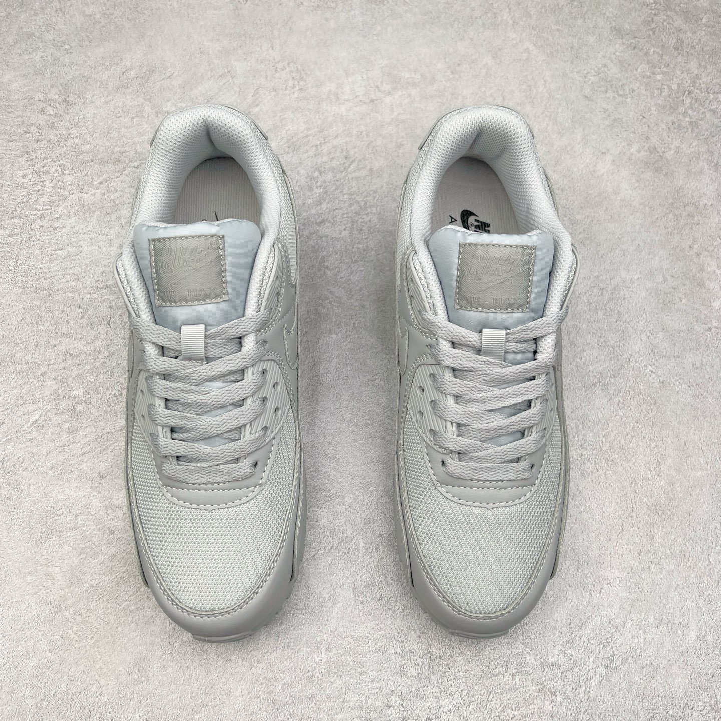 图片[2]-＃MX版 NK Air MAX 90 气垫复古减震跑步鞋 CN8490-001 经典重温 独家陆续补货 外单专供大厂出品 品质稳定 一百余色 终端操作 Air Max 90于1990年推出 来自Air Max系列 在Air Max 1的基础上改进而得 增加了气垫面积 外型上也更为流线 最特別的就是加入了菱纹塑胶嵌板 为Air Max 90增添了许多潮流气息 皮革鞋面 造就出色耐穿性和支撑力 Max Air缓震配置搭配泡棉中底 令Air Max 90轻盈而舒适 华夫格橡胶外底 铸就Air Max 90非凡的抓地力 而Air Max 90不仅是一双跑鞋 它成功跨越了时间的演进 成为了球鞋文化与潮流圈中最熟为人知的鞋款之一 尺码：36 36.5 37.5 38 38.5 39 40 40.5 41 42 42.5 43 44 44.5 45-选品中心