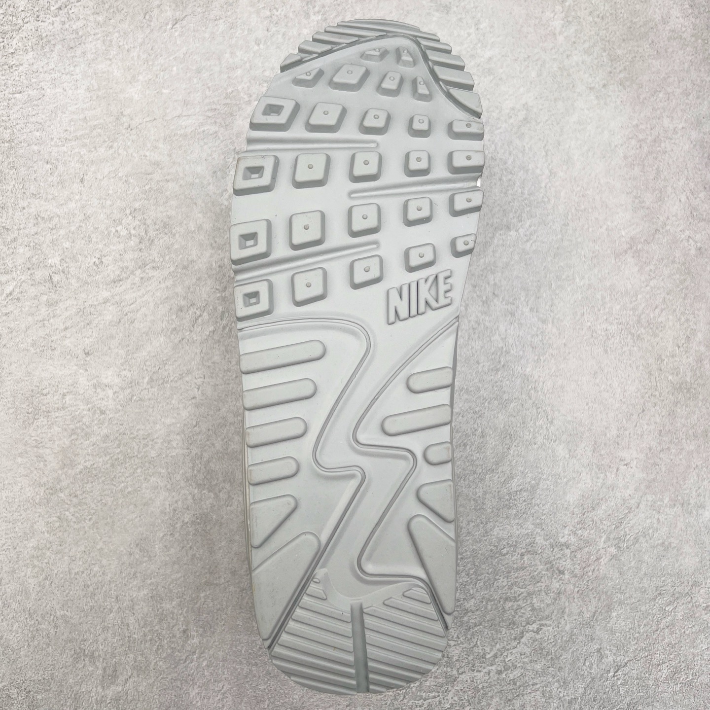 图片[9]-＃MX版 NK Air MAX 90 气垫复古减震跑步鞋 CN8490-001 经典重温 独家陆续补货 外单专供大厂出品 品质稳定 一百余色 终端操作 Air Max 90于1990年推出 来自Air Max系列 在Air Max 1的基础上改进而得 增加了气垫面积 外型上也更为流线 最特別的就是加入了菱纹塑胶嵌板 为Air Max 90增添了许多潮流气息 皮革鞋面 造就出色耐穿性和支撑力 Max Air缓震配置搭配泡棉中底 令Air Max 90轻盈而舒适 华夫格橡胶外底 铸就Air Max 90非凡的抓地力 而Air Max 90不仅是一双跑鞋 它成功跨越了时间的演进 成为了球鞋文化与潮流圈中最熟为人知的鞋款之一 尺码：36 36.5 37.5 38 38.5 39 40 40.5 41 42 42.5 43 44 44.5 45-选品中心