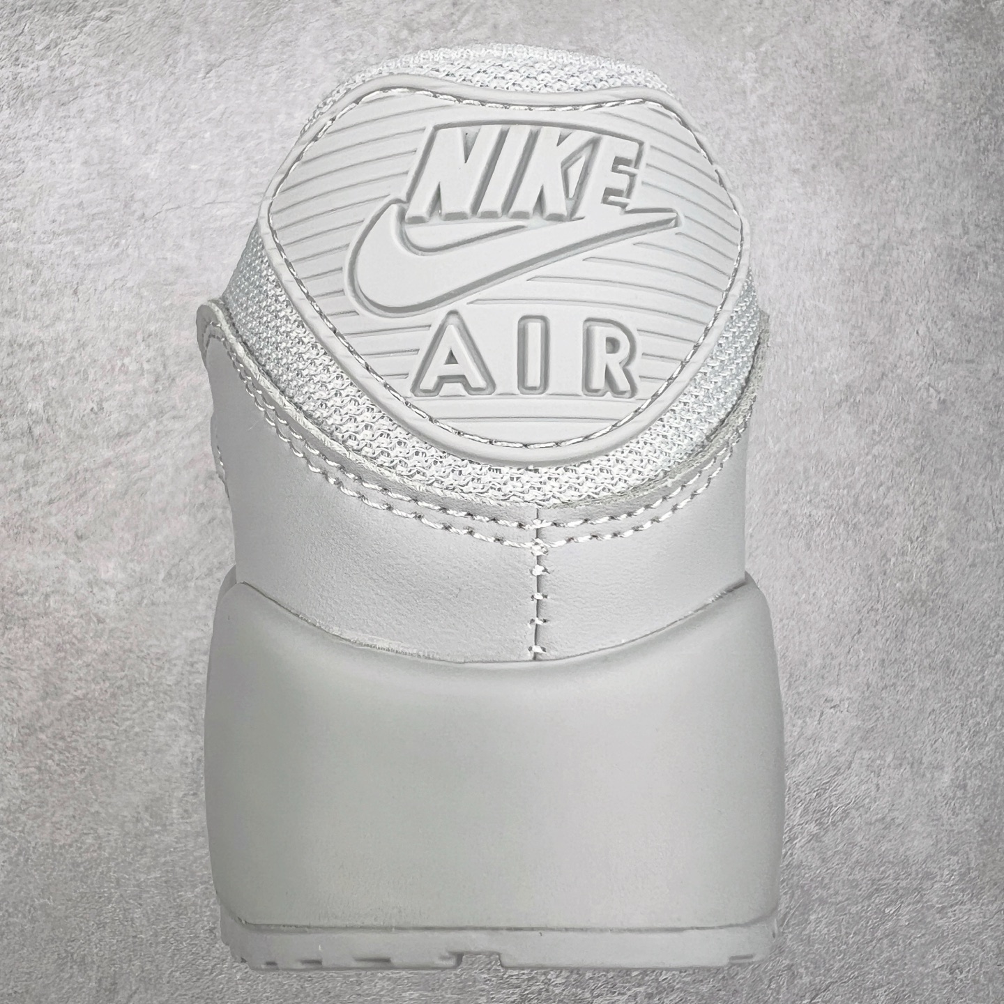 图片[8]-＃MX版 NK Air MAX 90 气垫复古减震跑步鞋 CN8490-001 经典重温 独家陆续补货 外单专供大厂出品 品质稳定 一百余色 终端操作 Air Max 90于1990年推出 来自Air Max系列 在Air Max 1的基础上改进而得 增加了气垫面积 外型上也更为流线 最特別的就是加入了菱纹塑胶嵌板 为Air Max 90增添了许多潮流气息 皮革鞋面 造就出色耐穿性和支撑力 Max Air缓震配置搭配泡棉中底 令Air Max 90轻盈而舒适 华夫格橡胶外底 铸就Air Max 90非凡的抓地力 而Air Max 90不仅是一双跑鞋 它成功跨越了时间的演进 成为了球鞋文化与潮流圈中最熟为人知的鞋款之一 尺码：36 36.5 37.5 38 38.5 39 40 40.5 41 42 42.5 43 44 44.5 45-选品中心