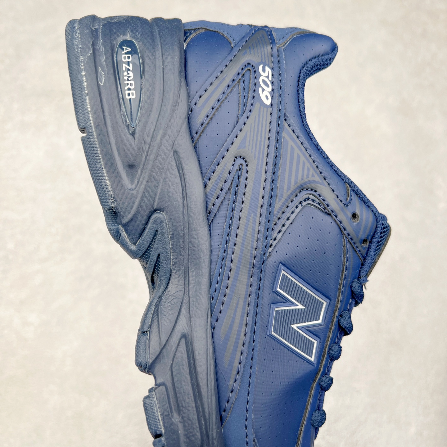 图片[6]-New Balance 推出了全新鞋款。这次复刻的 U509 是基于他们经典档案中的 NB509 跑鞋，赋予其全新的现代设计。虽然保留了原有的轮廓，但也根据当下潮流做了升级调整。相比之前的 509，新款 U509 的轮廓变得更加利落，侧面的皮革细节也增强了运动感。此外，鞋面采用了更大孔的网眼材质，让整体设计看起来更加潮流、时尚。实拍调校N版已经零色差零失真 百分百还原实物色彩所见即所得 不存在货不对板色差等低级问题 选购参考实物拍摄 不混卖不参货 只用心做好货严格选品 承诺混一赔十 尺码：36 36.5 37.5 38 38.5 39 40 40.5 41 42 42.5 43 44 44.5 45-选品中心