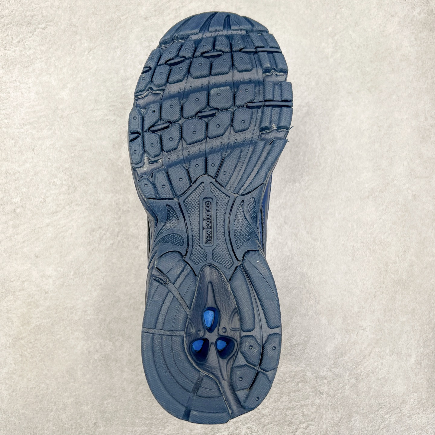 图片[9]-New Balance 推出了全新鞋款。这次复刻的 U509 是基于他们经典档案中的 NB509 跑鞋，赋予其全新的现代设计。虽然保留了原有的轮廓，但也根据当下潮流做了升级调整。相比之前的 509，新款 U509 的轮廓变得更加利落，侧面的皮革细节也增强了运动感。此外，鞋面采用了更大孔的网眼材质，让整体设计看起来更加潮流、时尚。实拍调校N版已经零色差零失真 百分百还原实物色彩所见即所得 不存在货不对板色差等低级问题 选购参考实物拍摄 不混卖不参货 只用心做好货严格选品 承诺混一赔十 尺码：36 36.5 37.5 38 38.5 39 40 40.5 41 42 42.5 43 44 44.5 45-选品中心