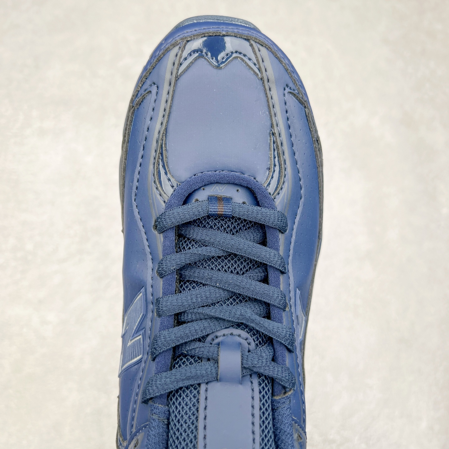 图片[4]-New Balance 推出了全新鞋款。这次复刻的 U509 是基于他们经典档案中的 NB509 跑鞋，赋予其全新的现代设计。虽然保留了原有的轮廓，但也根据当下潮流做了升级调整。相比之前的 509，新款 U509 的轮廓变得更加利落，侧面的皮革细节也增强了运动感。此外，鞋面采用了更大孔的网眼材质，让整体设计看起来更加潮流、时尚。实拍调校N版已经零色差零失真 百分百还原实物色彩所见即所得 不存在货不对板色差等低级问题 选购参考实物拍摄 不混卖不参货 只用心做好货严格选品 承诺混一赔十 尺码：36 36.5 37.5 38 38.5 39 40 40.5 41 42 42.5 43 44 44.5 45-选品中心