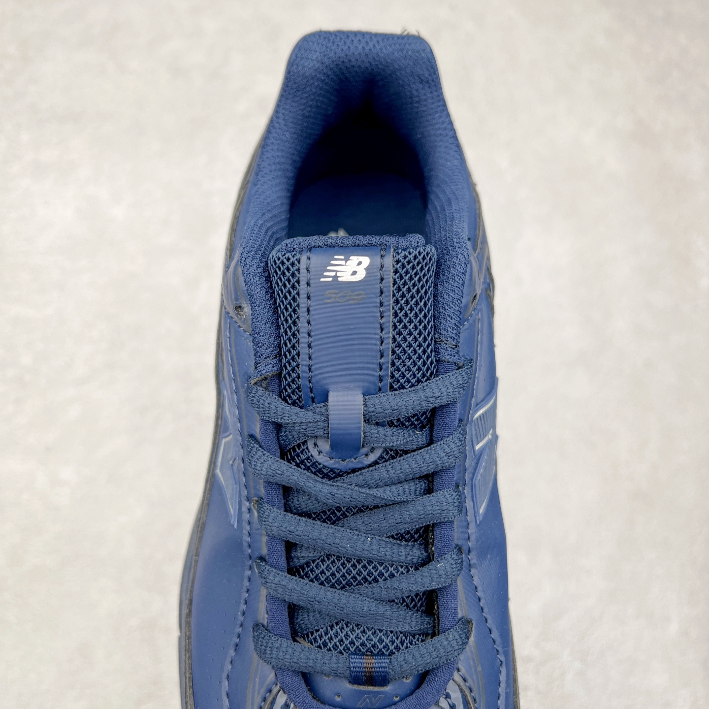 图片[5]-New Balance 推出了全新鞋款。这次复刻的 U509 是基于他们经典档案中的 NB509 跑鞋，赋予其全新的现代设计。虽然保留了原有的轮廓，但也根据当下潮流做了升级调整。相比之前的 509，新款 U509 的轮廓变得更加利落，侧面的皮革细节也增强了运动感。此外，鞋面采用了更大孔的网眼材质，让整体设计看起来更加潮流、时尚。实拍调校N版已经零色差零失真 百分百还原实物色彩所见即所得 不存在货不对板色差等低级问题 选购参考实物拍摄 不混卖不参货 只用心做好货严格选品 承诺混一赔十 尺码：36 36.5 37.5 38 38.5 39 40 40.5 41 42 42.5 43 44 44.5 45-选品中心