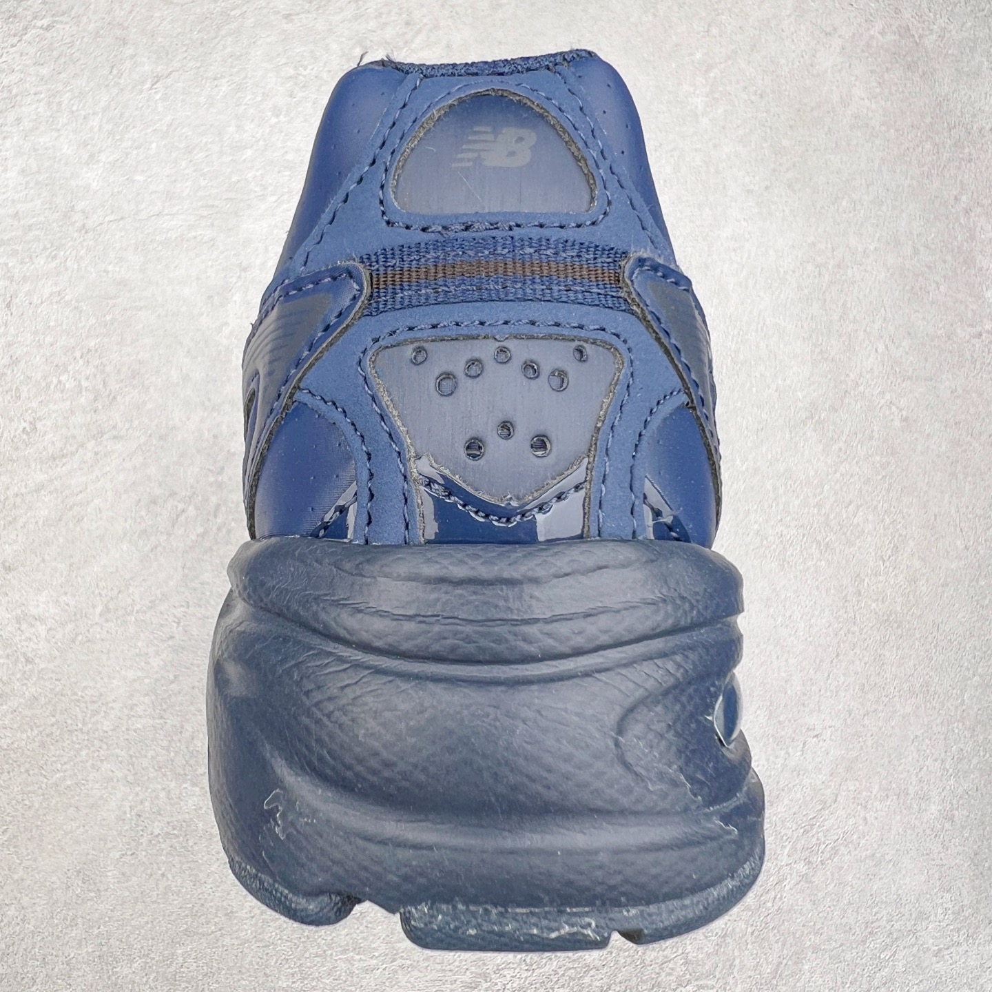 图片[8]-New Balance 推出了全新鞋款。这次复刻的 U509 是基于他们经典档案中的 NB509 跑鞋，赋予其全新的现代设计。虽然保留了原有的轮廓，但也根据当下潮流做了升级调整。相比之前的 509，新款 U509 的轮廓变得更加利落，侧面的皮革细节也增强了运动感。此外，鞋面采用了更大孔的网眼材质，让整体设计看起来更加潮流、时尚。实拍调校N版已经零色差零失真 百分百还原实物色彩所见即所得 不存在货不对板色差等低级问题 选购参考实物拍摄 不混卖不参货 只用心做好货严格选品 承诺混一赔十 尺码：36 36.5 37.5 38 38.5 39 40 40.5 41 42 42.5 43 44 44.5 45-选品中心