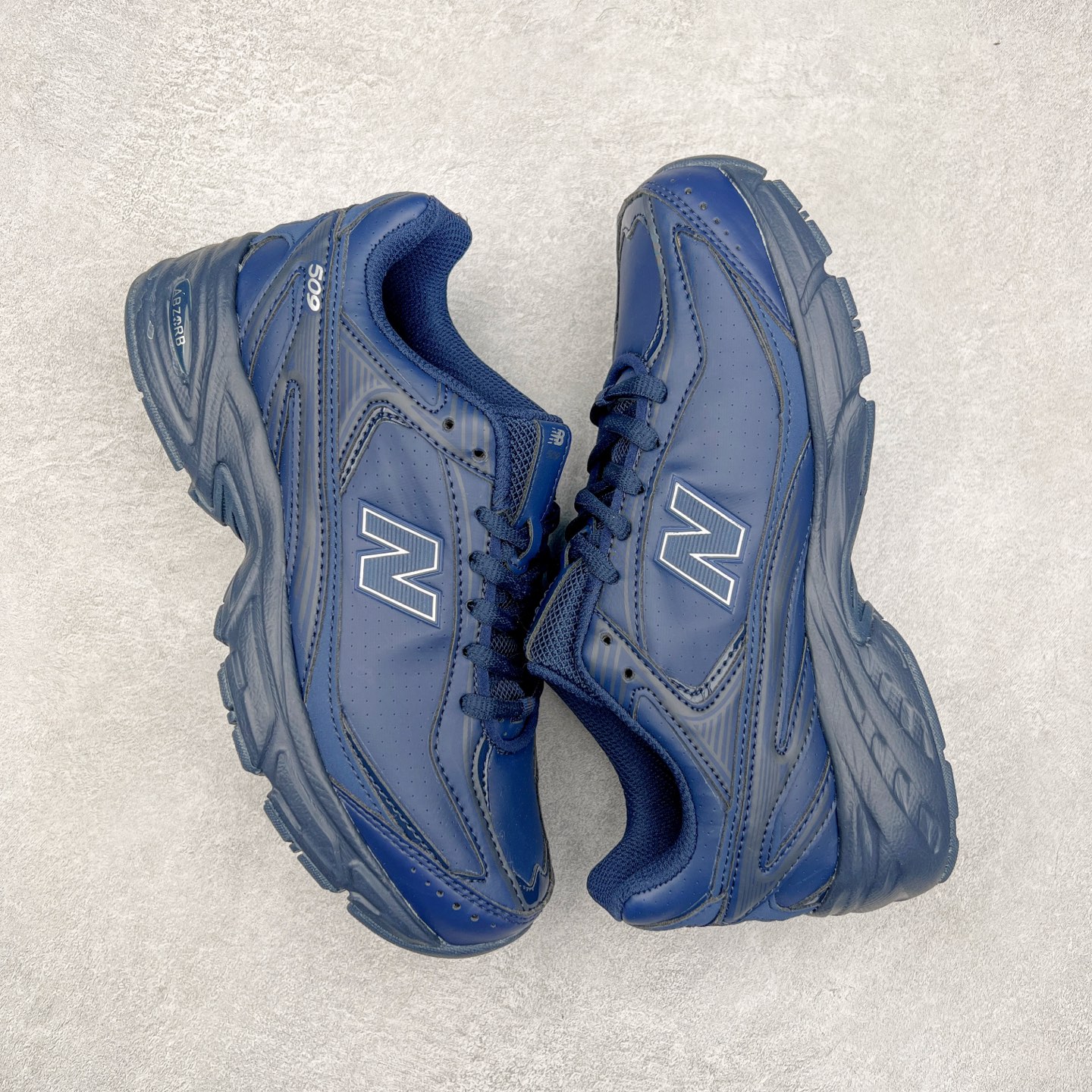 图片[3]-New Balance 推出了全新鞋款。这次复刻的 U509 是基于他们经典档案中的 NB509 跑鞋，赋予其全新的现代设计。虽然保留了原有的轮廓，但也根据当下潮流做了升级调整。相比之前的 509，新款 U509 的轮廓变得更加利落，侧面的皮革细节也增强了运动感。此外，鞋面采用了更大孔的网眼材质，让整体设计看起来更加潮流、时尚。实拍调校N版已经零色差零失真 百分百还原实物色彩所见即所得 不存在货不对板色差等低级问题 选购参考实物拍摄 不混卖不参货 只用心做好货严格选品 承诺混一赔十 尺码：36 36.5 37.5 38 38.5 39 40 40.5 41 42 42.5 43 44 44.5 45-选品中心