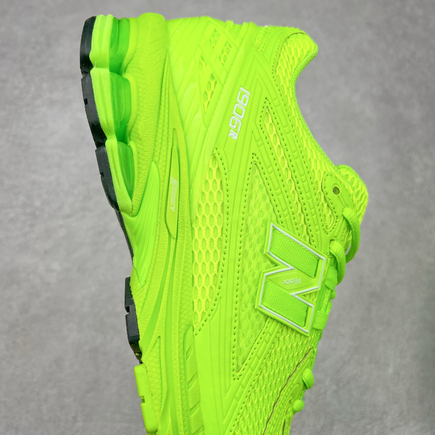 图片[6]-New Balance M1906R NB新百伦系列复古老爹风休闲运动慢跑鞋 日韩出口特供订单 全网最全配色 配套商长期套现长期补货 全新货品 正常出厂触屏不到的单价 超级跑量款 全套原楦原纸板原厂数据开发 进口三明治网面 原装进口翻毛皮料正确绒感卡色 正确中底拉帮中底网布细节 采用轻质牛剖革拼接透气网眼衬垫织物鞋面材质 T-Beam大底提供足步弓支撑 保持步态稳定 后跟搭载外露缓震胶 鞋身整体以各种深浅不一的灰色覆盖 鞋头以淡蓝色调装饰 网眼衬垫通过不规律的色块实现做旧的美感 泛黄的鞋底更是进一步增添了复古气息 尺码：36 37 37.5 38 38.5 39.5 40 40.5 41.5 42 42.5 43 44 45-选品中心