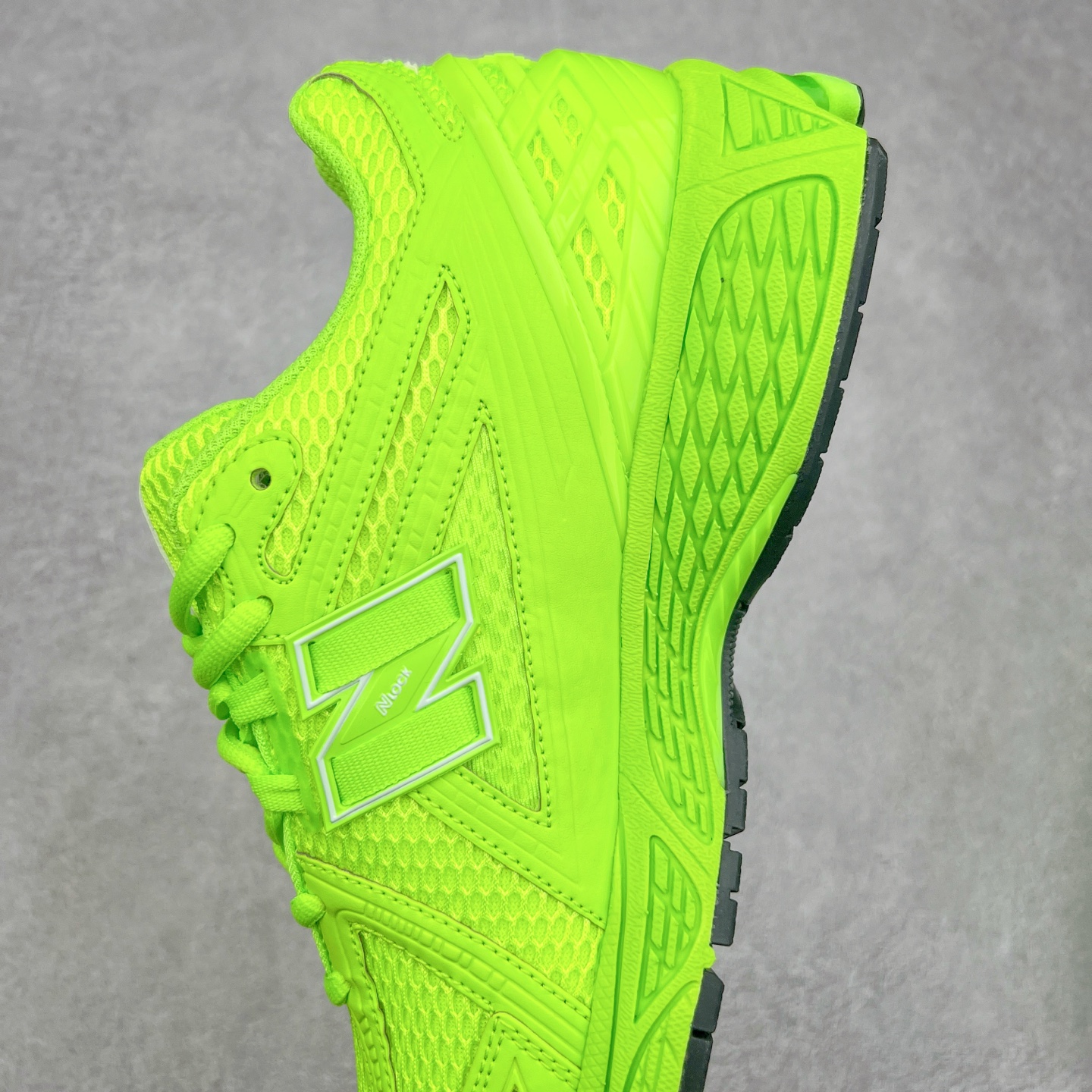 图片[7]-New Balance M1906R NB新百伦系列复古老爹风休闲运动慢跑鞋 日韩出口特供订单 全网最全配色 配套商长期套现长期补货 全新货品 正常出厂触屏不到的单价 超级跑量款 全套原楦原纸板原厂数据开发 进口三明治网面 原装进口翻毛皮料正确绒感卡色 正确中底拉帮中底网布细节 采用轻质牛剖革拼接透气网眼衬垫织物鞋面材质 T-Beam大底提供足步弓支撑 保持步态稳定 后跟搭载外露缓震胶 鞋身整体以各种深浅不一的灰色覆盖 鞋头以淡蓝色调装饰 网眼衬垫通过不规律的色块实现做旧的美感 泛黄的鞋底更是进一步增添了复古气息 尺码：36 37 37.5 38 38.5 39.5 40 40.5 41.5 42 42.5 43 44 45-选品中心