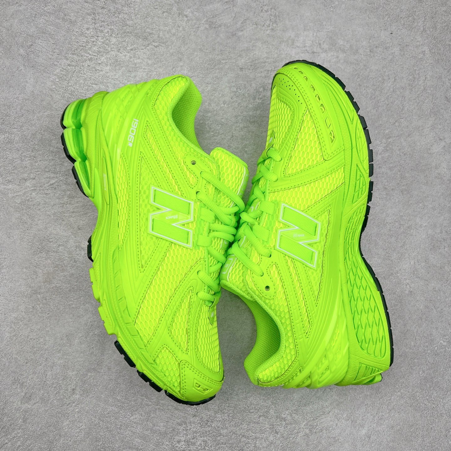 图片[3]-New Balance M1906R NB新百伦系列复古老爹风休闲运动慢跑鞋 日韩出口特供订单 全网最全配色 配套商长期套现长期补货 全新货品 正常出厂触屏不到的单价 超级跑量款 全套原楦原纸板原厂数据开发 进口三明治网面 原装进口翻毛皮料正确绒感卡色 正确中底拉帮中底网布细节 采用轻质牛剖革拼接透气网眼衬垫织物鞋面材质 T-Beam大底提供足步弓支撑 保持步态稳定 后跟搭载外露缓震胶 鞋身整体以各种深浅不一的灰色覆盖 鞋头以淡蓝色调装饰 网眼衬垫通过不规律的色块实现做旧的美感 泛黄的鞋底更是进一步增添了复古气息 尺码：36 37 37.5 38 38.5 39.5 40 40.5 41.5 42 42.5 43 44 45-选品中心