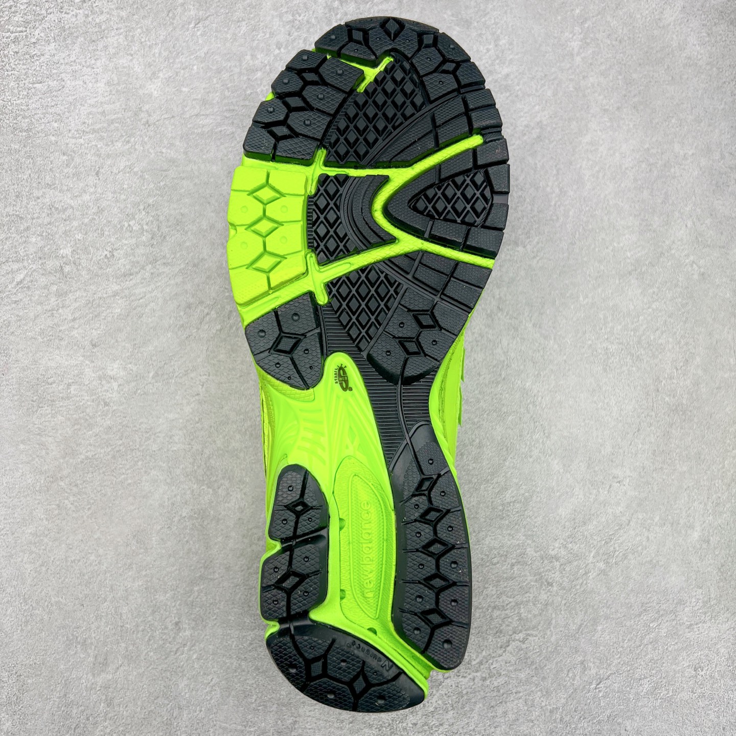 图片[9]-New Balance M1906R NB新百伦系列复古老爹风休闲运动慢跑鞋 日韩出口特供订单 全网最全配色 配套商长期套现长期补货 全新货品 正常出厂触屏不到的单价 超级跑量款 全套原楦原纸板原厂数据开发 进口三明治网面 原装进口翻毛皮料正确绒感卡色 正确中底拉帮中底网布细节 采用轻质牛剖革拼接透气网眼衬垫织物鞋面材质 T-Beam大底提供足步弓支撑 保持步态稳定 后跟搭载外露缓震胶 鞋身整体以各种深浅不一的灰色覆盖 鞋头以淡蓝色调装饰 网眼衬垫通过不规律的色块实现做旧的美感 泛黄的鞋底更是进一步增添了复古气息 尺码：36 37 37.5 38 38.5 39.5 40 40.5 41.5 42 42.5 43 44 45-选品中心