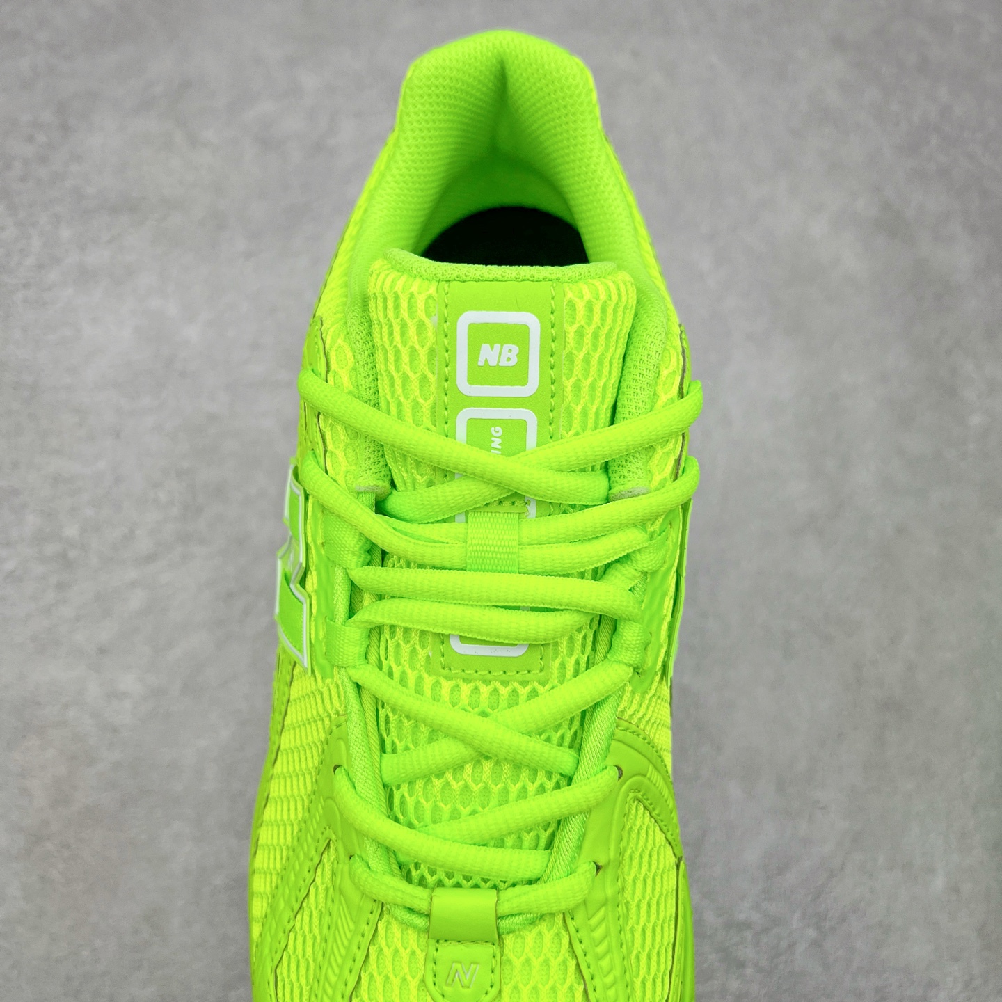 图片[5]-New Balance M1906R NB新百伦系列复古老爹风休闲运动慢跑鞋 日韩出口特供订单 全网最全配色 配套商长期套现长期补货 全新货品 正常出厂触屏不到的单价 超级跑量款 全套原楦原纸板原厂数据开发 进口三明治网面 原装进口翻毛皮料正确绒感卡色 正确中底拉帮中底网布细节 采用轻质牛剖革拼接透气网眼衬垫织物鞋面材质 T-Beam大底提供足步弓支撑 保持步态稳定 后跟搭载外露缓震胶 鞋身整体以各种深浅不一的灰色覆盖 鞋头以淡蓝色调装饰 网眼衬垫通过不规律的色块实现做旧的美感 泛黄的鞋底更是进一步增添了复古气息 尺码：36 37 37.5 38 38.5 39.5 40 40.5 41.5 42 42.5 43 44 45-选品中心