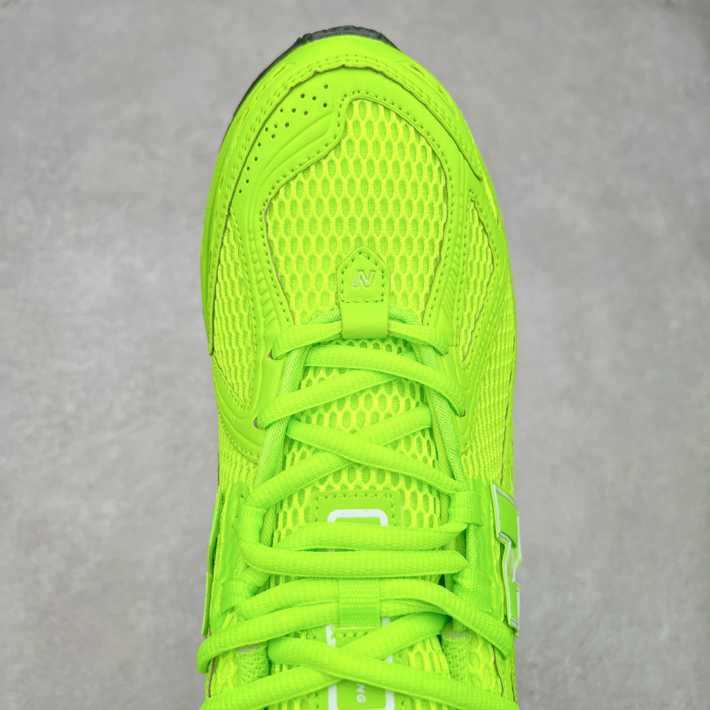 图片[4]-New Balance M1906R NB新百伦系列复古老爹风休闲运动慢跑鞋 日韩出口特供订单 全网最全配色 配套商长期套现长期补货 全新货品 正常出厂触屏不到的单价 超级跑量款 全套原楦原纸板原厂数据开发 进口三明治网面 原装进口翻毛皮料正确绒感卡色 正确中底拉帮中底网布细节 采用轻质牛剖革拼接透气网眼衬垫织物鞋面材质 T-Beam大底提供足步弓支撑 保持步态稳定 后跟搭载外露缓震胶 鞋身整体以各种深浅不一的灰色覆盖 鞋头以淡蓝色调装饰 网眼衬垫通过不规律的色块实现做旧的美感 泛黄的鞋底更是进一步增添了复古气息 尺码：36 37 37.5 38 38.5 39.5 40 40.5 41.5 42 42.5 43 44 45-选品中心