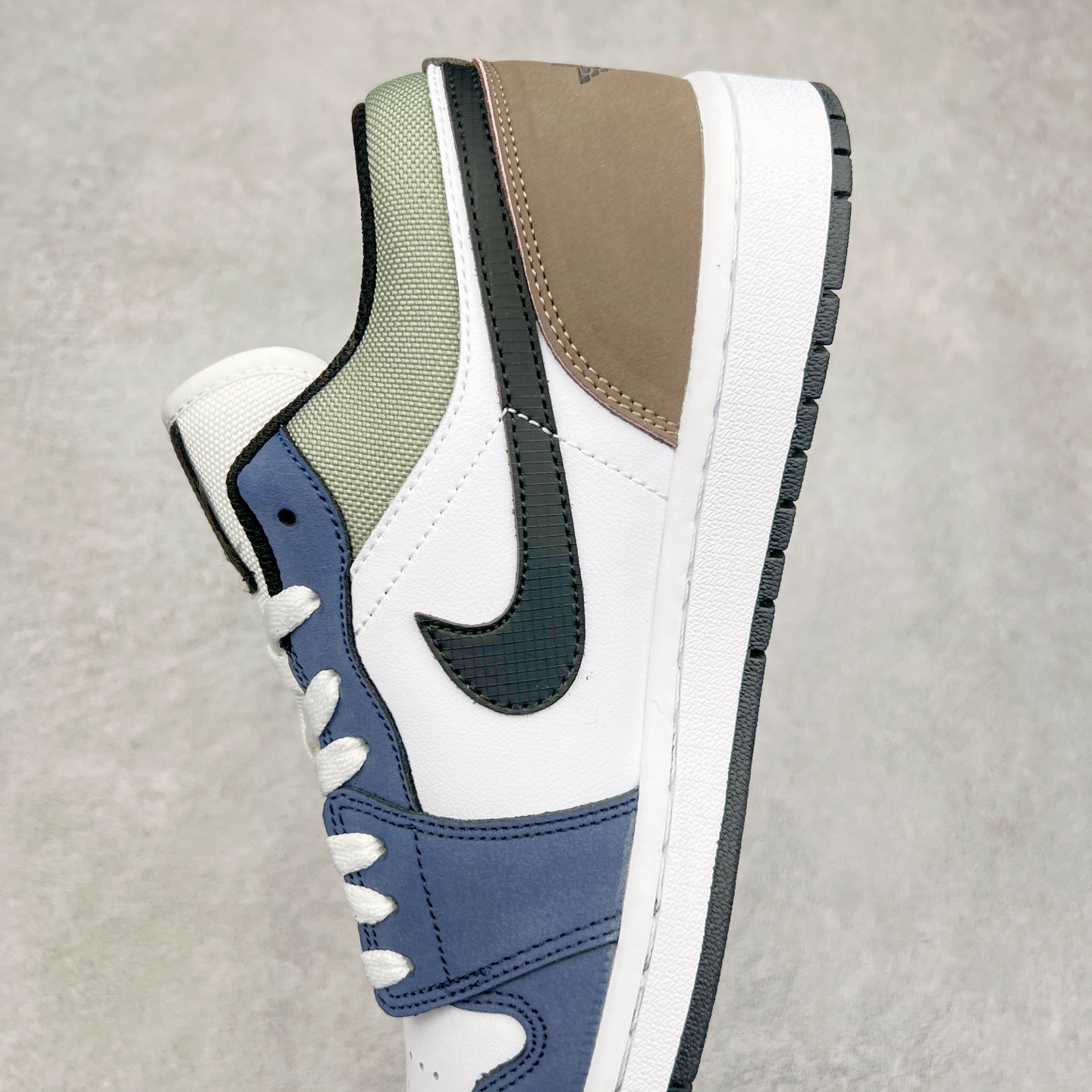 图片[7]-＃K版 Air Jordan AJ1 Low 低帮 蓝白棕 HV5973-101 全新流水线出品 DT版本唯一平替选择 市场第二梯队最强版 全部原鞋开发 原楦原纸板开发 全鞋电脑针车 原厂内置全掌气垫 原盒内在原标 唯一Zp原版鞋带绑法 免检产品 全新2022版型 全头层皮料 完美零毛边处理 原厂配置全掌气垫 价格定位良心 几十个配色陆续出货 实拍调校N版已经零色差零失真 百分百还原实物色彩所见即所得 不存在货不对板色差等低级问题 选购参考实物拍摄 不混卖不参货 只用心做好货严格选品 承诺混一赔十 尺码：36 36.5 37.5 38 38.5 39 40 40.5 41 42 42.5 43 44 44.5 45-选品中心