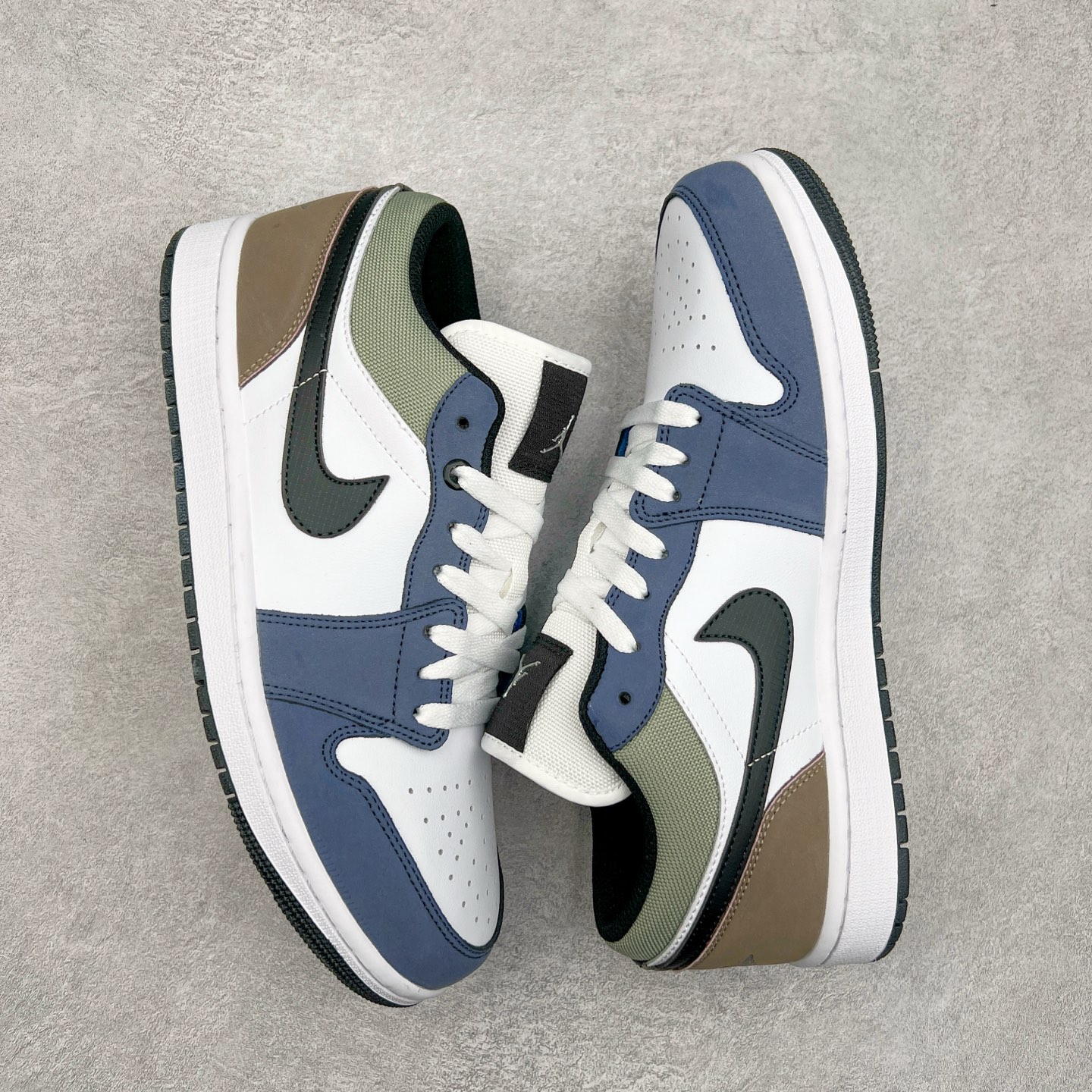 图片[3]-＃K版 Air Jordan AJ1 Low 低帮 蓝白棕 HV5973-101 全新流水线出品 DT版本唯一平替选择 市场第二梯队最强版 全部原鞋开发 原楦原纸板开发 全鞋电脑针车 原厂内置全掌气垫 原盒内在原标 唯一Zp原版鞋带绑法 免检产品 全新2022版型 全头层皮料 完美零毛边处理 原厂配置全掌气垫 价格定位良心 几十个配色陆续出货 实拍调校N版已经零色差零失真 百分百还原实物色彩所见即所得 不存在货不对板色差等低级问题 选购参考实物拍摄 不混卖不参货 只用心做好货严格选品 承诺混一赔十 尺码：36 36.5 37.5 38 38.5 39 40 40.5 41 42 42.5 43 44 44.5 45-选品中心