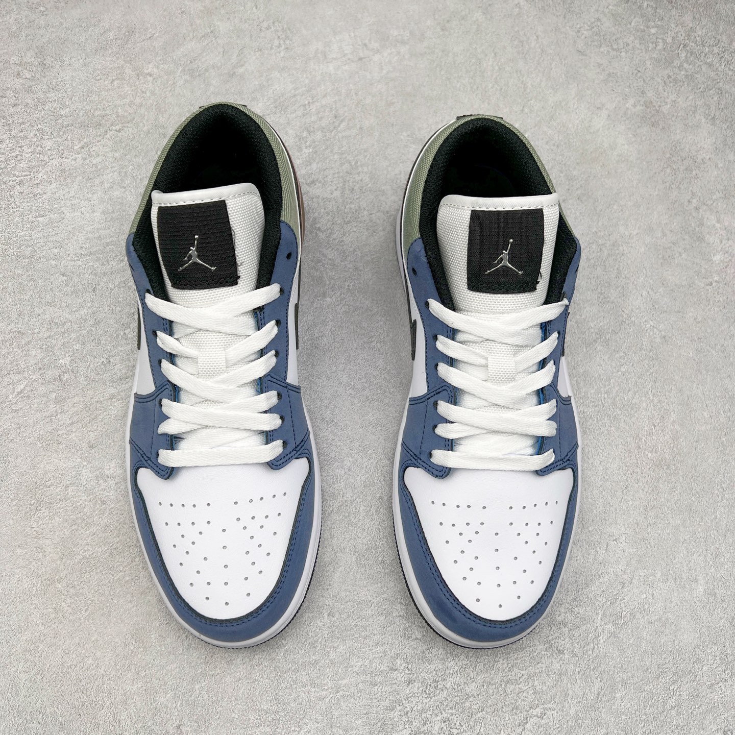 图片[2]-＃K版 Air Jordan AJ1 Low 低帮 蓝白棕 HV5973-101 全新流水线出品 DT版本唯一平替选择 市场第二梯队最强版 全部原鞋开发 原楦原纸板开发 全鞋电脑针车 原厂内置全掌气垫 原盒内在原标 唯一Zp原版鞋带绑法 免检产品 全新2022版型 全头层皮料 完美零毛边处理 原厂配置全掌气垫 价格定位良心 几十个配色陆续出货 实拍调校N版已经零色差零失真 百分百还原实物色彩所见即所得 不存在货不对板色差等低级问题 选购参考实物拍摄 不混卖不参货 只用心做好货严格选品 承诺混一赔十 尺码：36 36.5 37.5 38 38.5 39 40 40.5 41 42 42.5 43 44 44.5 45-选品中心