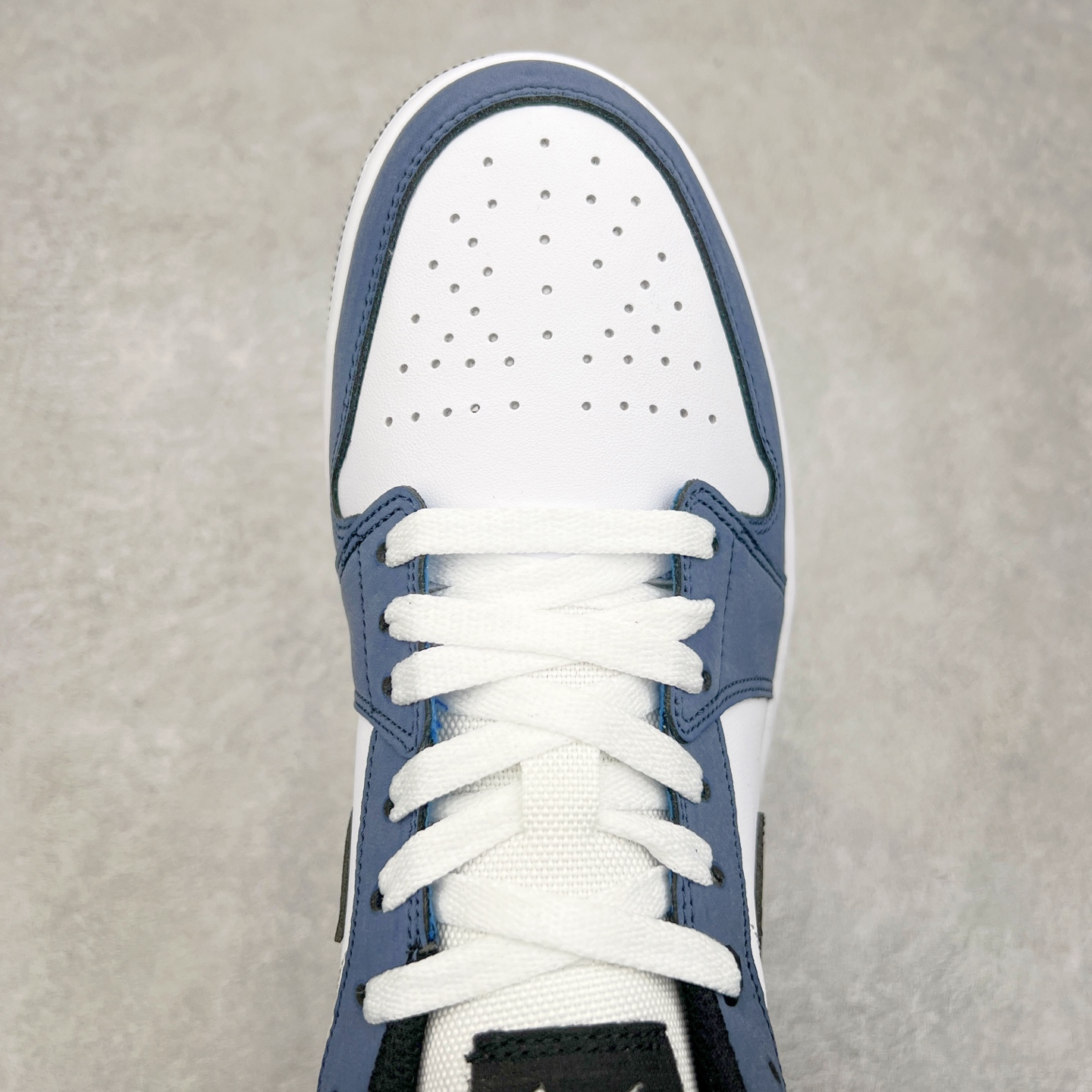 图片[4]-＃K版 Air Jordan AJ1 Low 低帮 蓝白棕 HV5973-101 全新流水线出品 DT版本唯一平替选择 市场第二梯队最强版 全部原鞋开发 原楦原纸板开发 全鞋电脑针车 原厂内置全掌气垫 原盒内在原标 唯一Zp原版鞋带绑法 免检产品 全新2022版型 全头层皮料 完美零毛边处理 原厂配置全掌气垫 价格定位良心 几十个配色陆续出货 实拍调校N版已经零色差零失真 百分百还原实物色彩所见即所得 不存在货不对板色差等低级问题 选购参考实物拍摄 不混卖不参货 只用心做好货严格选品 承诺混一赔十 尺码：36 36.5 37.5 38 38.5 39 40 40.5 41 42 42.5 43 44 44.5 45-选品中心