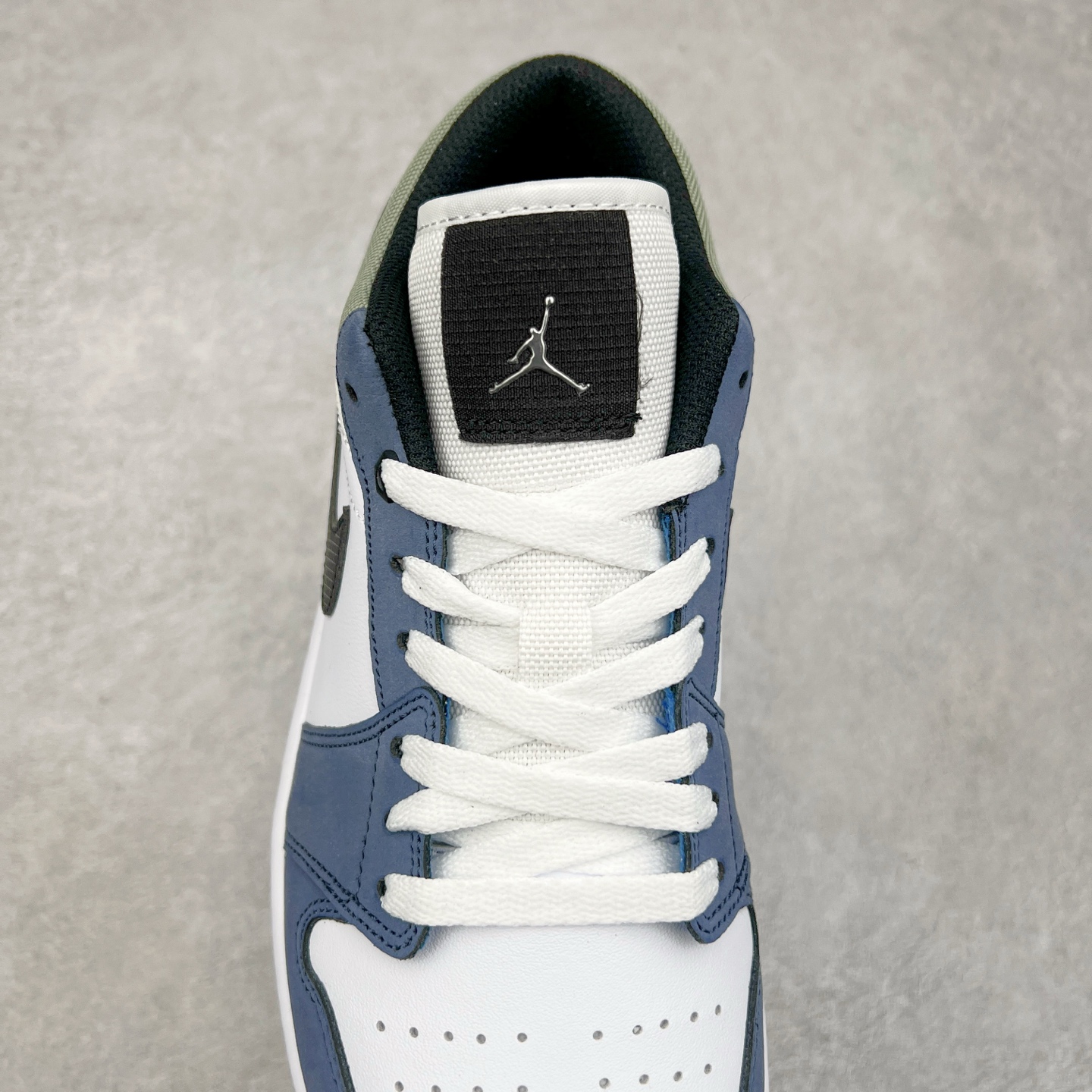 图片[5]-＃K版 Air Jordan AJ1 Low 低帮 蓝白棕 HV5973-101 全新流水线出品 DT版本唯一平替选择 市场第二梯队最强版 全部原鞋开发 原楦原纸板开发 全鞋电脑针车 原厂内置全掌气垫 原盒内在原标 唯一Zp原版鞋带绑法 免检产品 全新2022版型 全头层皮料 完美零毛边处理 原厂配置全掌气垫 价格定位良心 几十个配色陆续出货 实拍调校N版已经零色差零失真 百分百还原实物色彩所见即所得 不存在货不对板色差等低级问题 选购参考实物拍摄 不混卖不参货 只用心做好货严格选品 承诺混一赔十 尺码：36 36.5 37.5 38 38.5 39 40 40.5 41 42 42.5 43 44 44.5 45-选品中心