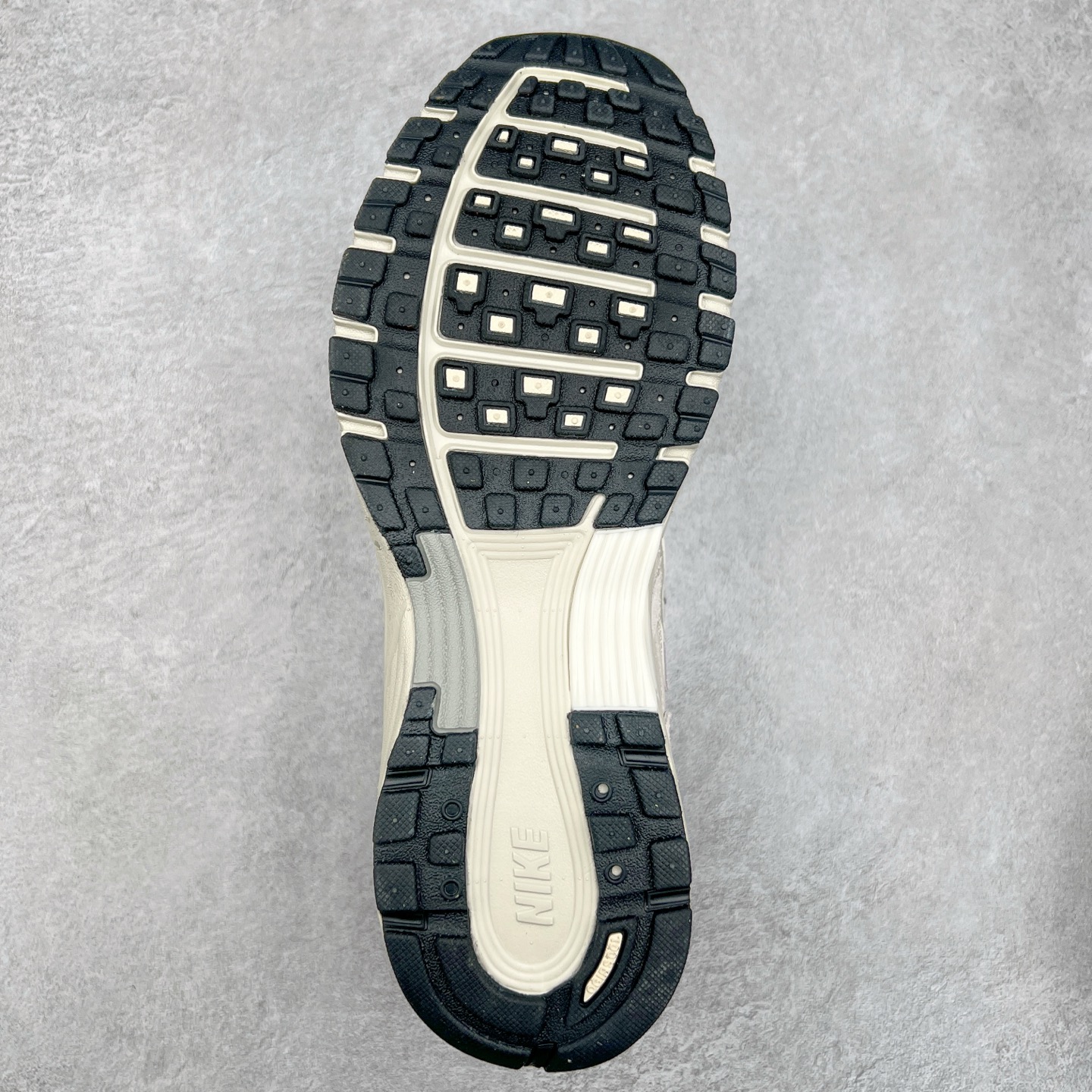 图片[9]-NK P-6000 系列低帮复古老爹风休闲运动舒适慢跑鞋 HF0015-100 购入原鞋原装纸板楦头开发 独家私模四层组合大底 市场唯一正确版本 良心定价 新配色陆续出货 进口三文治网面 融合 Pegasus 过往运动鞋设计 助力 21 世纪早期跑步运动跃升时尚新高度 采用透气网眼布、运动风格线条和耐穿覆面 兼具吸睛外观和舒适感受 中底泡绵以田径赛道为灵感 打造厚实设计 缔造出众缓震性能 尺码：36 36.5 37.5 38 38.5 39 40 40.5 41 42 42.5 43 44 44.5 45-选品中心