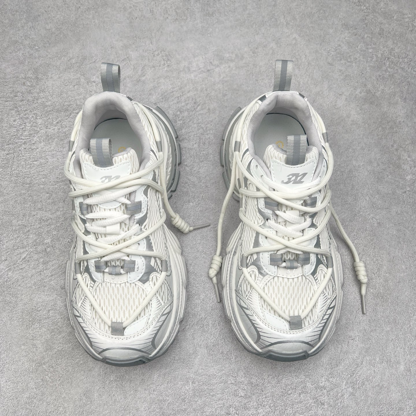 图片[2]-GG-CC Chunky Low白鹿同款独星球 2024新款GGCC低帮复古厚底增高老爹鞋 时髦look轻松定格 不费力展现率性氛围 原版正确大底 高档银盒 酷帅机能风不规则设计大底 8CM 增高厚底 大长腿既视感轻松拿捏 货号：G24X9833 尺码：35 36 37 38 39 40-选品中心