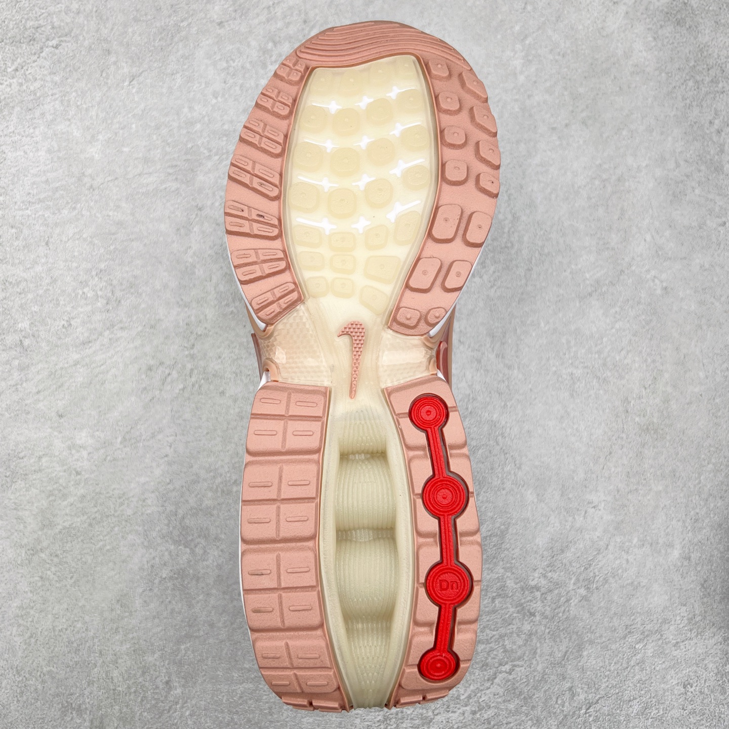 图片[9]-NK Air Max DN系列低帮豆荚型气垫百搭休闲运动慢跑鞋 HM0810-401 Air Max 科技最初于 1986 年推出，是NK的首款气垫鞋款，这个缓震技术彻底改变了人们对运动鞋的认知。在 Nike 的众多缓震科技中也有着自己绝对的地位。除了技术层面的创新，Air Max 还具有深厚的文化内涵。它所代表的青年文化、前卫风格和反叛精神，使其成为了一种时尚和潮流的象征。为了纪念这个具有里程碑意义的技术，Nike 在每年的 3 月 26 日定为「Air Max Day」。近日，Nike 露出了一款全新的鞋型——Air Max DN。这款鞋不仅具有时尚的外观，还融合了许多经典的 Air Max 设计和元素，同时展现了一些新的创意。设计灵感源自经典 Air Max 97 和 Air Max Plus 的元素。鞋面的条纹设计和后跟的标志都在向这些经典鞋款致敬。最大亮点是 Air Max 气垫的造型，它以神似豆荚的造型呈现，分为四个分区圆形开窗，带来极高的辨识度。Air Max DN 采用了纯黑配色覆面，搭配白色虚线和紫色点缀，营造出一种低调而时尚的外观。鞋面采用织物材质打造，提供舒适的穿着体验。全新 Nike Air Max DN 除了图中的配色外，还将有荧光绿、白银、黑银、皇家蓝、酷灰、黑色等六款新配色登场。具体发售信息感兴趣的朋友可以持续关注。尺码：36 36.5 37.5 38 38.5 39 40 40.5 41 42 42.5 43 44 44.5 45-选品中心
