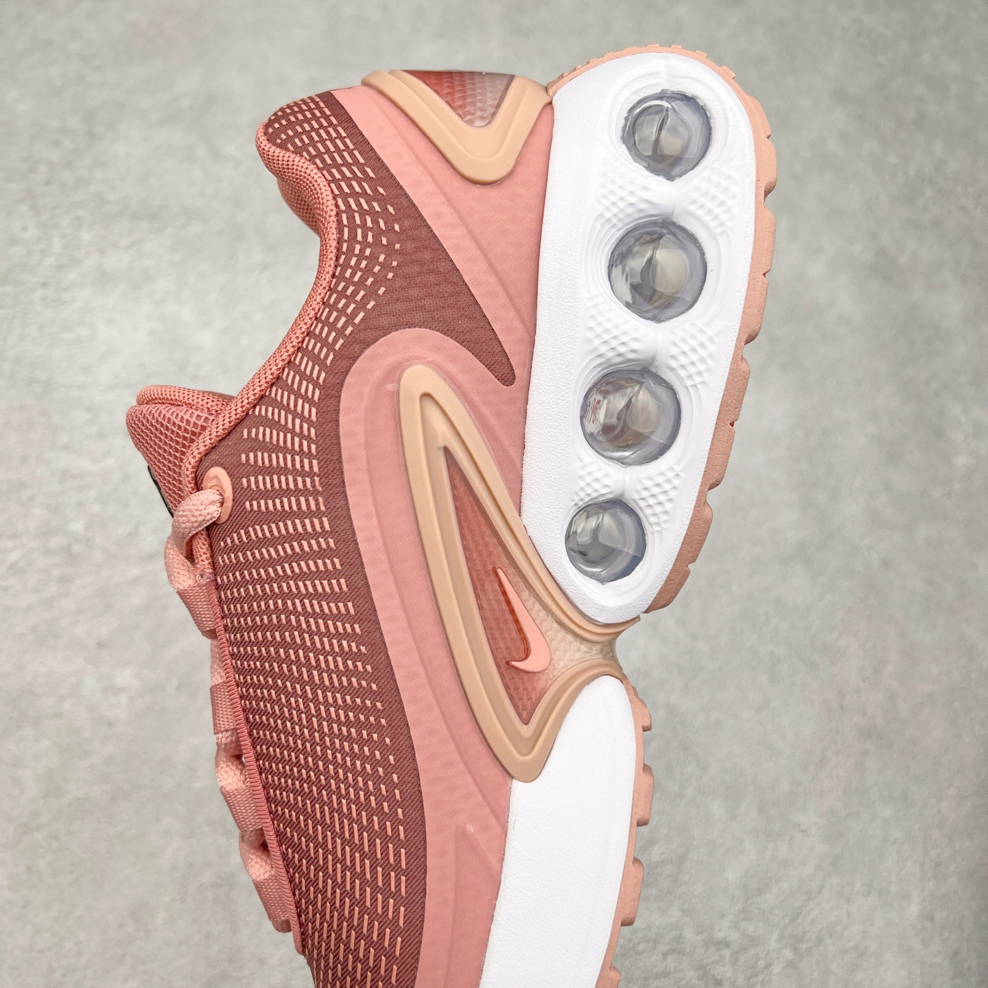 图片[7]-NK Air Max DN系列低帮豆荚型气垫百搭休闲运动慢跑鞋 HM0810-401 Air Max 科技最初于 1986 年推出，是NK的首款气垫鞋款，这个缓震技术彻底改变了人们对运动鞋的认知。在 Nike 的众多缓震科技中也有着自己绝对的地位。除了技术层面的创新，Air Max 还具有深厚的文化内涵。它所代表的青年文化、前卫风格和反叛精神，使其成为了一种时尚和潮流的象征。为了纪念这个具有里程碑意义的技术，Nike 在每年的 3 月 26 日定为「Air Max Day」。近日，Nike 露出了一款全新的鞋型——Air Max DN。这款鞋不仅具有时尚的外观，还融合了许多经典的 Air Max 设计和元素，同时展现了一些新的创意。设计灵感源自经典 Air Max 97 和 Air Max Plus 的元素。鞋面的条纹设计和后跟的标志都在向这些经典鞋款致敬。最大亮点是 Air Max 气垫的造型，它以神似豆荚的造型呈现，分为四个分区圆形开窗，带来极高的辨识度。Air Max DN 采用了纯黑配色覆面，搭配白色虚线和紫色点缀，营造出一种低调而时尚的外观。鞋面采用织物材质打造，提供舒适的穿着体验。全新 Nike Air Max DN 除了图中的配色外，还将有荧光绿、白银、黑银、皇家蓝、酷灰、黑色等六款新配色登场。具体发售信息感兴趣的朋友可以持续关注。尺码：36 36.5 37.5 38 38.5 39 40 40.5 41 42 42.5 43 44 44.5 45-选品中心