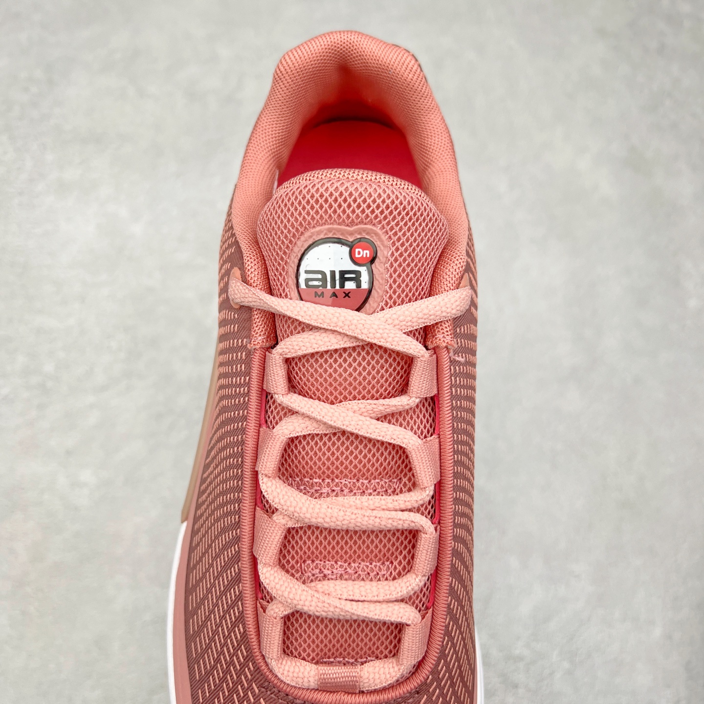 图片[5]-NK Air Max DN系列低帮豆荚型气垫百搭休闲运动慢跑鞋 HM0810-401 Air Max 科技最初于 1986 年推出，是NK的首款气垫鞋款，这个缓震技术彻底改变了人们对运动鞋的认知。在 Nike 的众多缓震科技中也有着自己绝对的地位。除了技术层面的创新，Air Max 还具有深厚的文化内涵。它所代表的青年文化、前卫风格和反叛精神，使其成为了一种时尚和潮流的象征。为了纪念这个具有里程碑意义的技术，Nike 在每年的 3 月 26 日定为「Air Max Day」。近日，Nike 露出了一款全新的鞋型——Air Max DN。这款鞋不仅具有时尚的外观，还融合了许多经典的 Air Max 设计和元素，同时展现了一些新的创意。设计灵感源自经典 Air Max 97 和 Air Max Plus 的元素。鞋面的条纹设计和后跟的标志都在向这些经典鞋款致敬。最大亮点是 Air Max 气垫的造型，它以神似豆荚的造型呈现，分为四个分区圆形开窗，带来极高的辨识度。Air Max DN 采用了纯黑配色覆面，搭配白色虚线和紫色点缀，营造出一种低调而时尚的外观。鞋面采用织物材质打造，提供舒适的穿着体验。全新 Nike Air Max DN 除了图中的配色外，还将有荧光绿、白银、黑银、皇家蓝、酷灰、黑色等六款新配色登场。具体发售信息感兴趣的朋友可以持续关注。尺码：36 36.5 37.5 38 38.5 39 40 40.5 41 42 42.5 43 44 44.5 45-选品中心