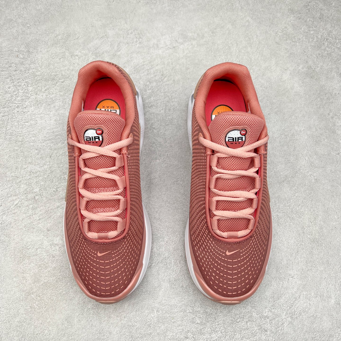 图片[2]-NK Air Max DN系列低帮豆荚型气垫百搭休闲运动慢跑鞋 HM0810-401 Air Max 科技最初于 1986 年推出，是NK的首款气垫鞋款，这个缓震技术彻底改变了人们对运动鞋的认知。在 Nike 的众多缓震科技中也有着自己绝对的地位。除了技术层面的创新，Air Max 还具有深厚的文化内涵。它所代表的青年文化、前卫风格和反叛精神，使其成为了一种时尚和潮流的象征。为了纪念这个具有里程碑意义的技术，Nike 在每年的 3 月 26 日定为「Air Max Day」。近日，Nike 露出了一款全新的鞋型——Air Max DN。这款鞋不仅具有时尚的外观，还融合了许多经典的 Air Max 设计和元素，同时展现了一些新的创意。设计灵感源自经典 Air Max 97 和 Air Max Plus 的元素。鞋面的条纹设计和后跟的标志都在向这些经典鞋款致敬。最大亮点是 Air Max 气垫的造型，它以神似豆荚的造型呈现，分为四个分区圆形开窗，带来极高的辨识度。Air Max DN 采用了纯黑配色覆面，搭配白色虚线和紫色点缀，营造出一种低调而时尚的外观。鞋面采用织物材质打造，提供舒适的穿着体验。全新 Nike Air Max DN 除了图中的配色外，还将有荧光绿、白银、黑银、皇家蓝、酷灰、黑色等六款新配色登场。具体发售信息感兴趣的朋友可以持续关注。尺码：36 36.5 37.5 38 38.5 39 40 40.5 41 42 42.5 43 44 44.5 45-选品中心