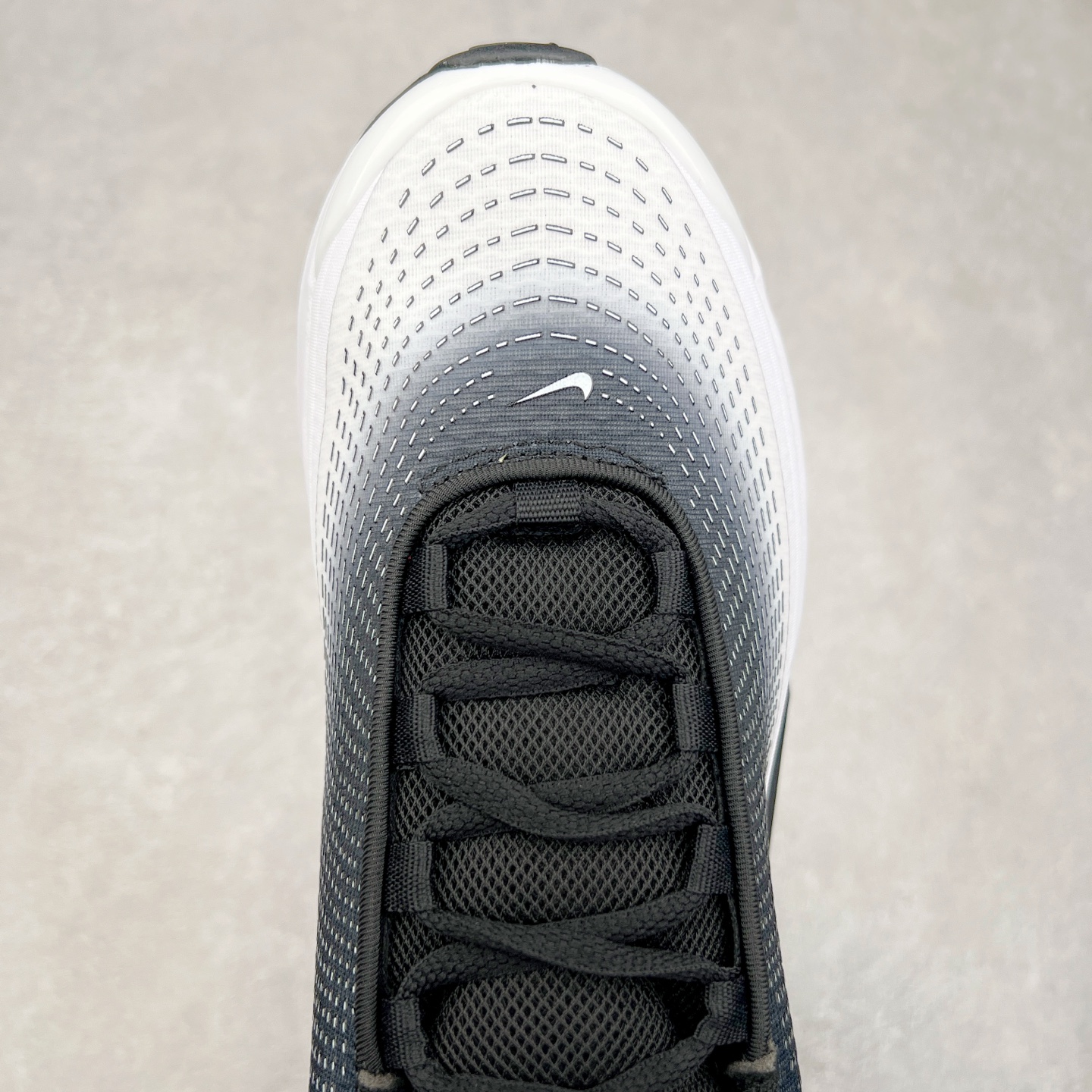 图片[4]-NK Air Max DN系列低帮豆荚型气垫百搭休闲运动慢跑鞋 FB8987-004 Air Max 科技最初于 1986 年推出，是NK的首款气垫鞋款，这个缓震技术彻底改变了人们对运动鞋的认知。在 Nike 的众多缓震科技中也有着自己绝对的地位。除了技术层面的创新，Air Max 还具有深厚的文化内涵。它所代表的青年文化、前卫风格和反叛精神，使其成为了一种时尚和潮流的象征。为了纪念这个具有里程碑意义的技术，Nike 在每年的 3 月 26 日定为「Air Max Day」。近日，Nike 露出了一款全新的鞋型——Air Max DN。这款鞋不仅具有时尚的外观，还融合了许多经典的 Air Max 设计和元素，同时展现了一些新的创意。设计灵感源自经典 Air Max 97 和 Air Max Plus 的元素。鞋面的条纹设计和后跟的标志都在向这些经典鞋款致敬。最大亮点是 Air Max 气垫的造型，它以神似豆荚的造型呈现，分为四个分区圆形开窗，带来极高的辨识度。Air Max DN 采用了纯黑配色覆面，搭配白色虚线和紫色点缀，营造出一种低调而时尚的外观。鞋面采用织物材质打造，提供舒适的穿着体验。全新 Nike Air Max DN 除了图中的配色外，还将有荧光绿、白银、黑银、皇家蓝、酷灰、黑色等六款新配色登场。具体发售信息感兴趣的朋友可以持续关注。尺码：36 36.5 37.5 38 38.5 39 40 40.5 41 42 42.5 43 44 44.5 45-选品中心