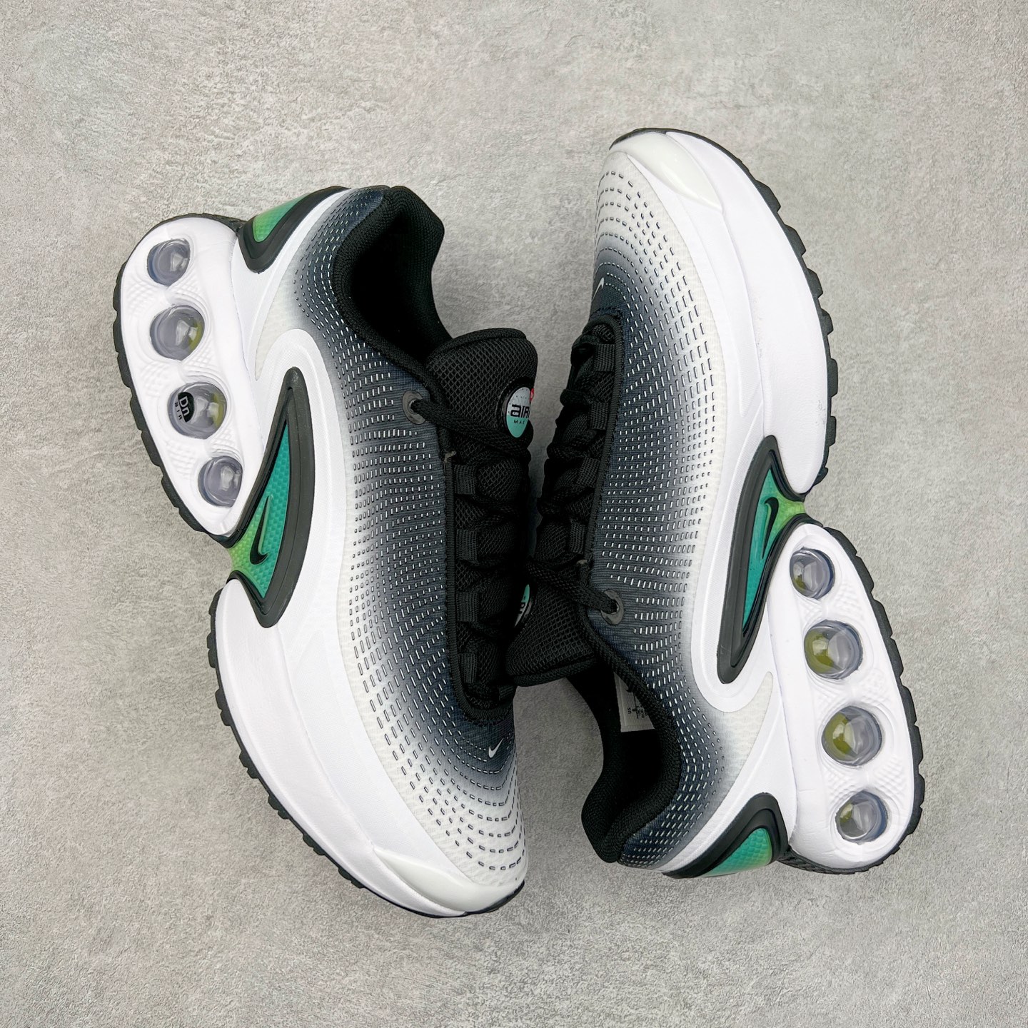 图片[3]-NK Air Max DN系列低帮豆荚型气垫百搭休闲运动慢跑鞋 FB8987-004 Air Max 科技最初于 1986 年推出，是NK的首款气垫鞋款，这个缓震技术彻底改变了人们对运动鞋的认知。在 Nike 的众多缓震科技中也有着自己绝对的地位。除了技术层面的创新，Air Max 还具有深厚的文化内涵。它所代表的青年文化、前卫风格和反叛精神，使其成为了一种时尚和潮流的象征。为了纪念这个具有里程碑意义的技术，Nike 在每年的 3 月 26 日定为「Air Max Day」。近日，Nike 露出了一款全新的鞋型——Air Max DN。这款鞋不仅具有时尚的外观，还融合了许多经典的 Air Max 设计和元素，同时展现了一些新的创意。设计灵感源自经典 Air Max 97 和 Air Max Plus 的元素。鞋面的条纹设计和后跟的标志都在向这些经典鞋款致敬。最大亮点是 Air Max 气垫的造型，它以神似豆荚的造型呈现，分为四个分区圆形开窗，带来极高的辨识度。Air Max DN 采用了纯黑配色覆面，搭配白色虚线和紫色点缀，营造出一种低调而时尚的外观。鞋面采用织物材质打造，提供舒适的穿着体验。全新 Nike Air Max DN 除了图中的配色外，还将有荧光绿、白银、黑银、皇家蓝、酷灰、黑色等六款新配色登场。具体发售信息感兴趣的朋友可以持续关注。尺码：36 36.5 37.5 38 38.5 39 40 40.5 41 42 42.5 43 44 44.5 45-选品中心