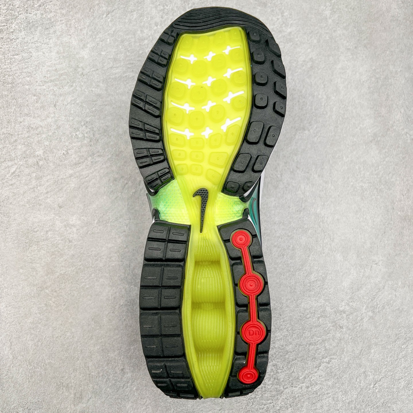 图片[9]-NK Air Max DN系列低帮豆荚型气垫百搭休闲运动慢跑鞋 FB8987-004 Air Max 科技最初于 1986 年推出，是NK的首款气垫鞋款，这个缓震技术彻底改变了人们对运动鞋的认知。在 Nike 的众多缓震科技中也有着自己绝对的地位。除了技术层面的创新，Air Max 还具有深厚的文化内涵。它所代表的青年文化、前卫风格和反叛精神，使其成为了一种时尚和潮流的象征。为了纪念这个具有里程碑意义的技术，Nike 在每年的 3 月 26 日定为「Air Max Day」。近日，Nike 露出了一款全新的鞋型——Air Max DN。这款鞋不仅具有时尚的外观，还融合了许多经典的 Air Max 设计和元素，同时展现了一些新的创意。设计灵感源自经典 Air Max 97 和 Air Max Plus 的元素。鞋面的条纹设计和后跟的标志都在向这些经典鞋款致敬。最大亮点是 Air Max 气垫的造型，它以神似豆荚的造型呈现，分为四个分区圆形开窗，带来极高的辨识度。Air Max DN 采用了纯黑配色覆面，搭配白色虚线和紫色点缀，营造出一种低调而时尚的外观。鞋面采用织物材质打造，提供舒适的穿着体验。全新 Nike Air Max DN 除了图中的配色外，还将有荧光绿、白银、黑银、皇家蓝、酷灰、黑色等六款新配色登场。具体发售信息感兴趣的朋友可以持续关注。尺码：36 36.5 37.5 38 38.5 39 40 40.5 41 42 42.5 43 44 44.5 45-选品中心