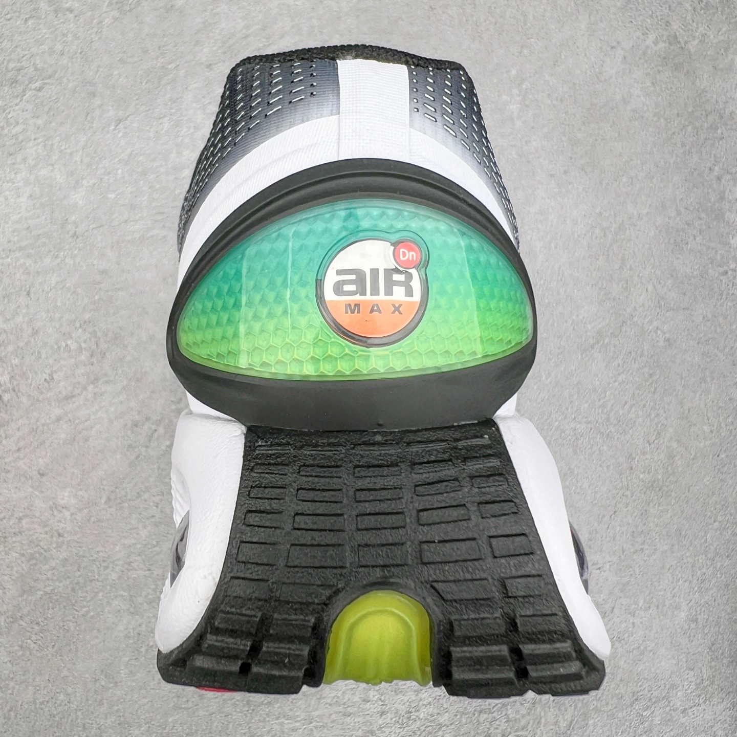 图片[8]-NK Air Max DN系列低帮豆荚型气垫百搭休闲运动慢跑鞋 FB8987-004 Air Max 科技最初于 1986 年推出，是NK的首款气垫鞋款，这个缓震技术彻底改变了人们对运动鞋的认知。在 Nike 的众多缓震科技中也有着自己绝对的地位。除了技术层面的创新，Air Max 还具有深厚的文化内涵。它所代表的青年文化、前卫风格和反叛精神，使其成为了一种时尚和潮流的象征。为了纪念这个具有里程碑意义的技术，Nike 在每年的 3 月 26 日定为「Air Max Day」。近日，Nike 露出了一款全新的鞋型——Air Max DN。这款鞋不仅具有时尚的外观，还融合了许多经典的 Air Max 设计和元素，同时展现了一些新的创意。设计灵感源自经典 Air Max 97 和 Air Max Plus 的元素。鞋面的条纹设计和后跟的标志都在向这些经典鞋款致敬。最大亮点是 Air Max 气垫的造型，它以神似豆荚的造型呈现，分为四个分区圆形开窗，带来极高的辨识度。Air Max DN 采用了纯黑配色覆面，搭配白色虚线和紫色点缀，营造出一种低调而时尚的外观。鞋面采用织物材质打造，提供舒适的穿着体验。全新 Nike Air Max DN 除了图中的配色外，还将有荧光绿、白银、黑银、皇家蓝、酷灰、黑色等六款新配色登场。具体发售信息感兴趣的朋友可以持续关注。尺码：36 36.5 37.5 38 38.5 39 40 40.5 41 42 42.5 43 44 44.5 45-选品中心